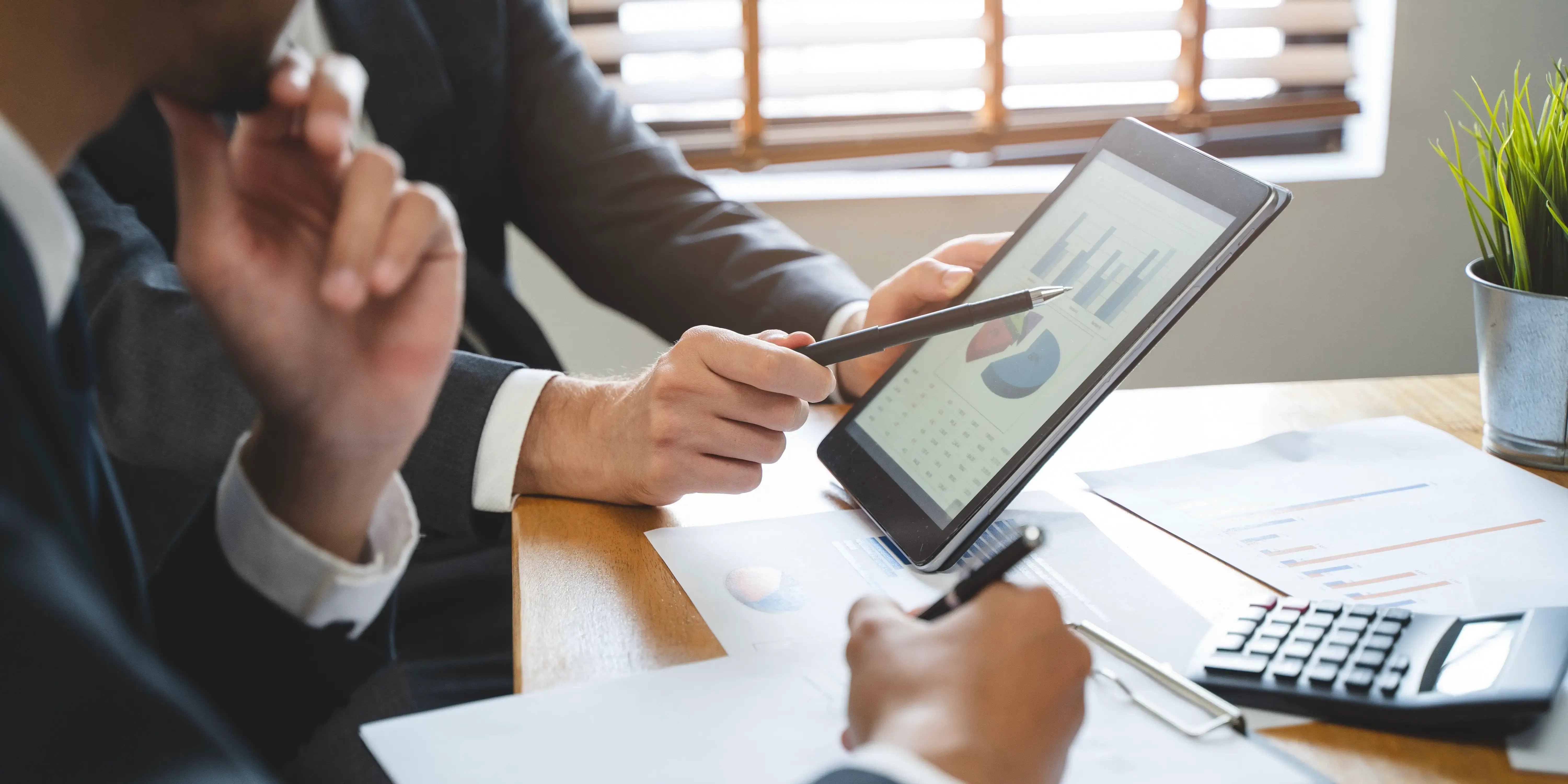 Asesor financiero que muestra el plan de la inversión a los clientes para empezar de cero una cartera de inversión-2