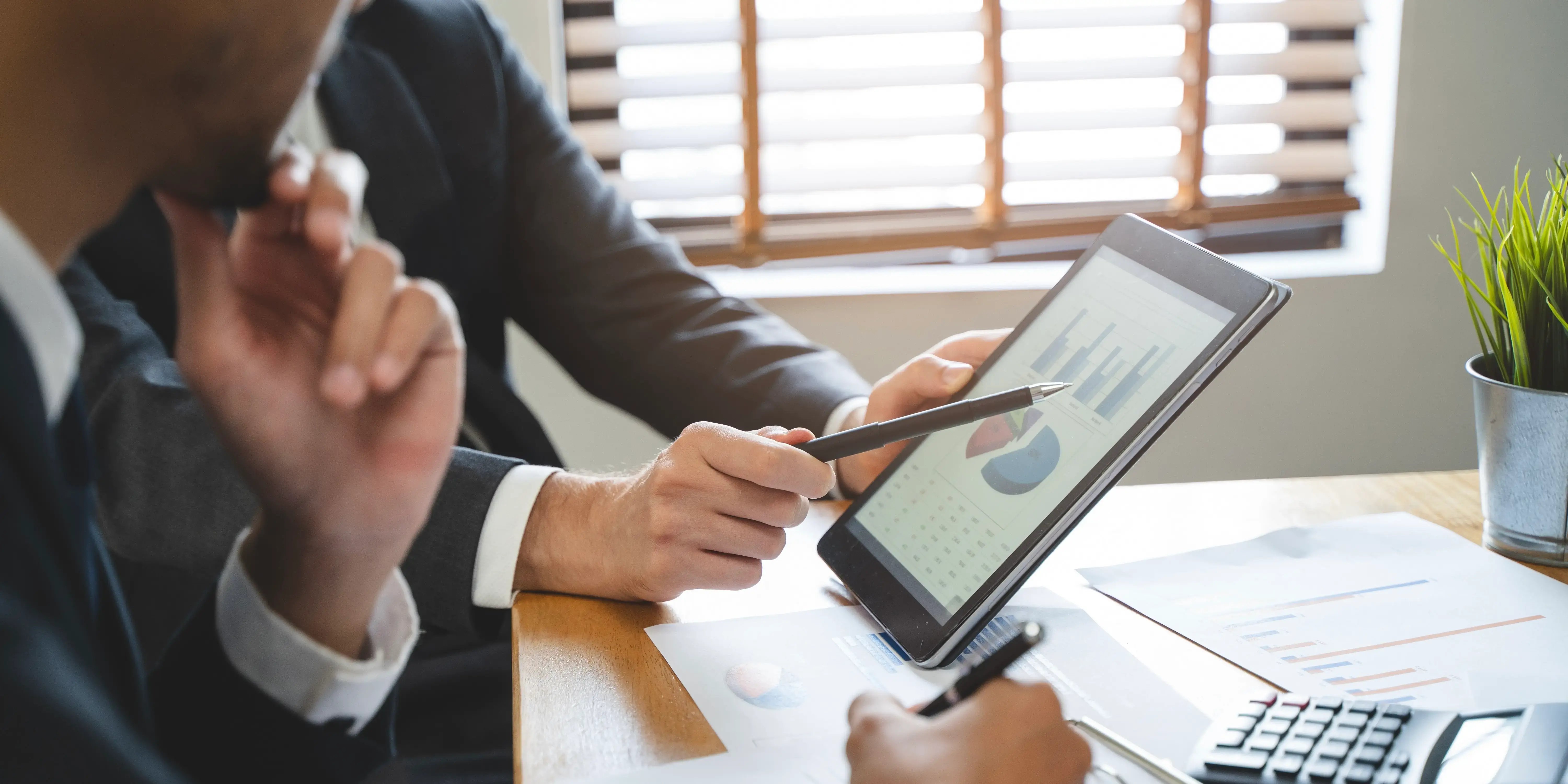 Asesor financiero que muestra el plan de la inversión a los clientes para empezar de cero una cartera de inversión