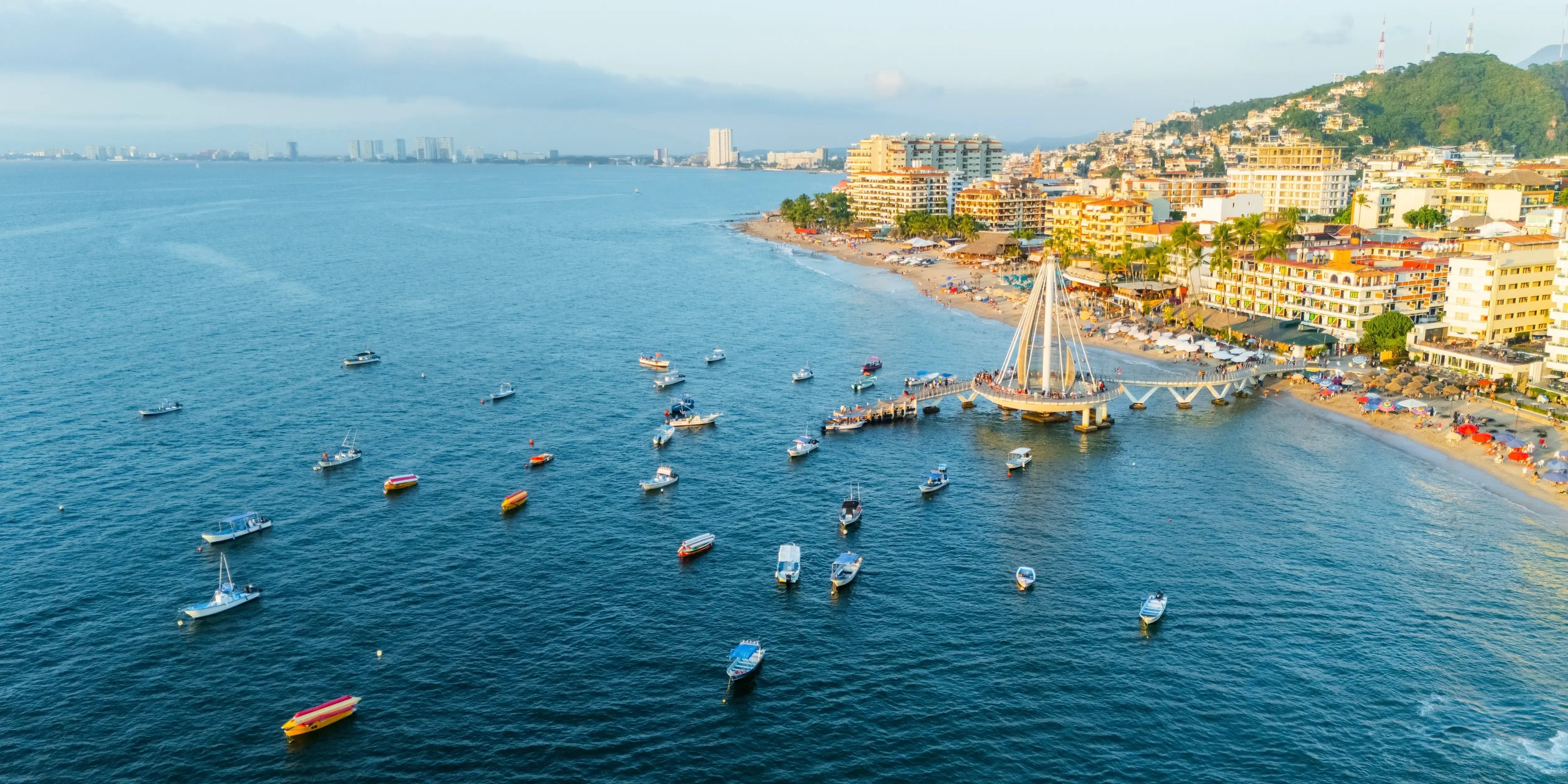 Atardecer en el muelle de Puerto Vallarta, playa de México