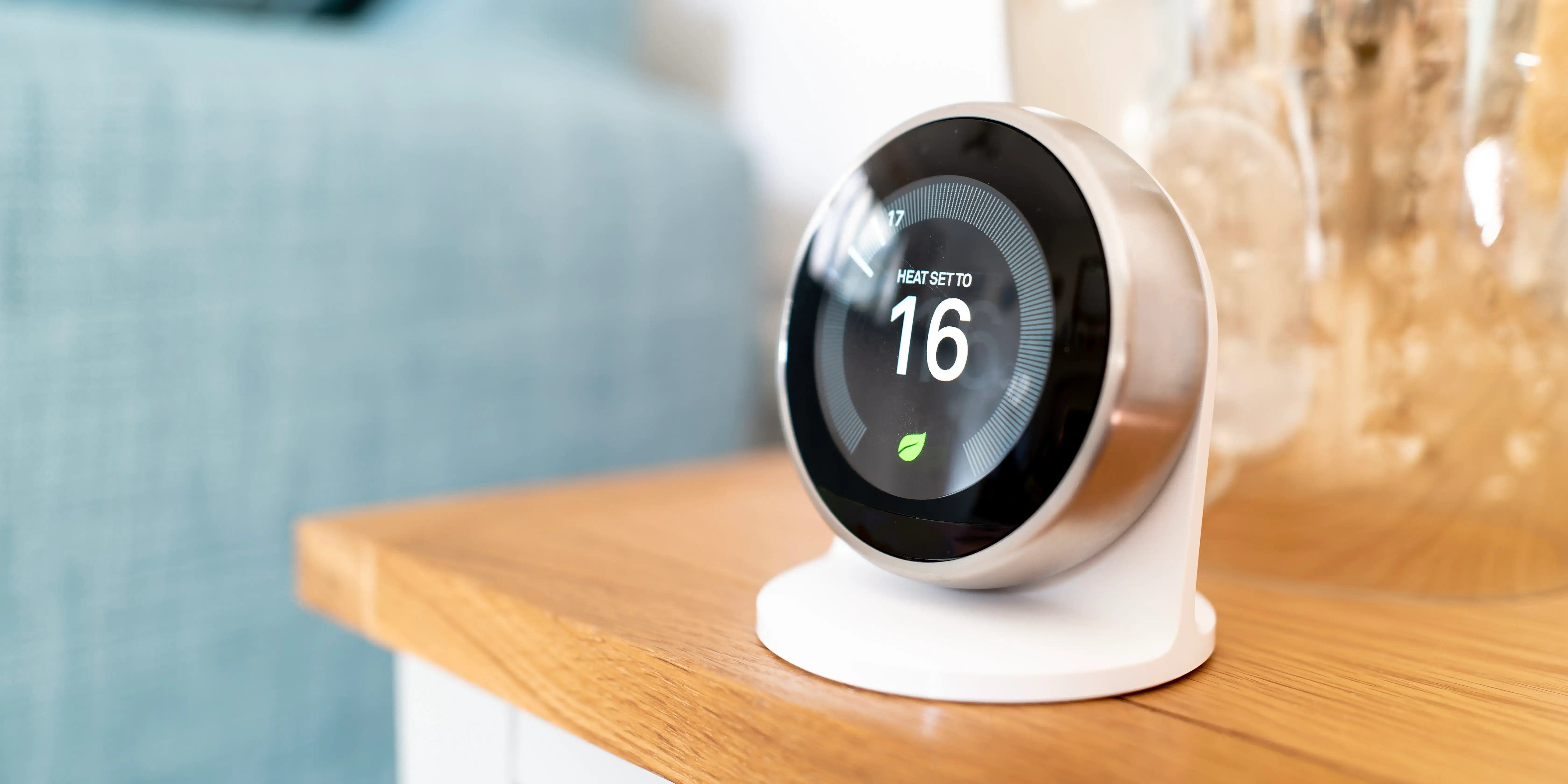 Automatizando temperatura de la casa con un termostato inteligente Nest que se encuentra sobre mesa de noche