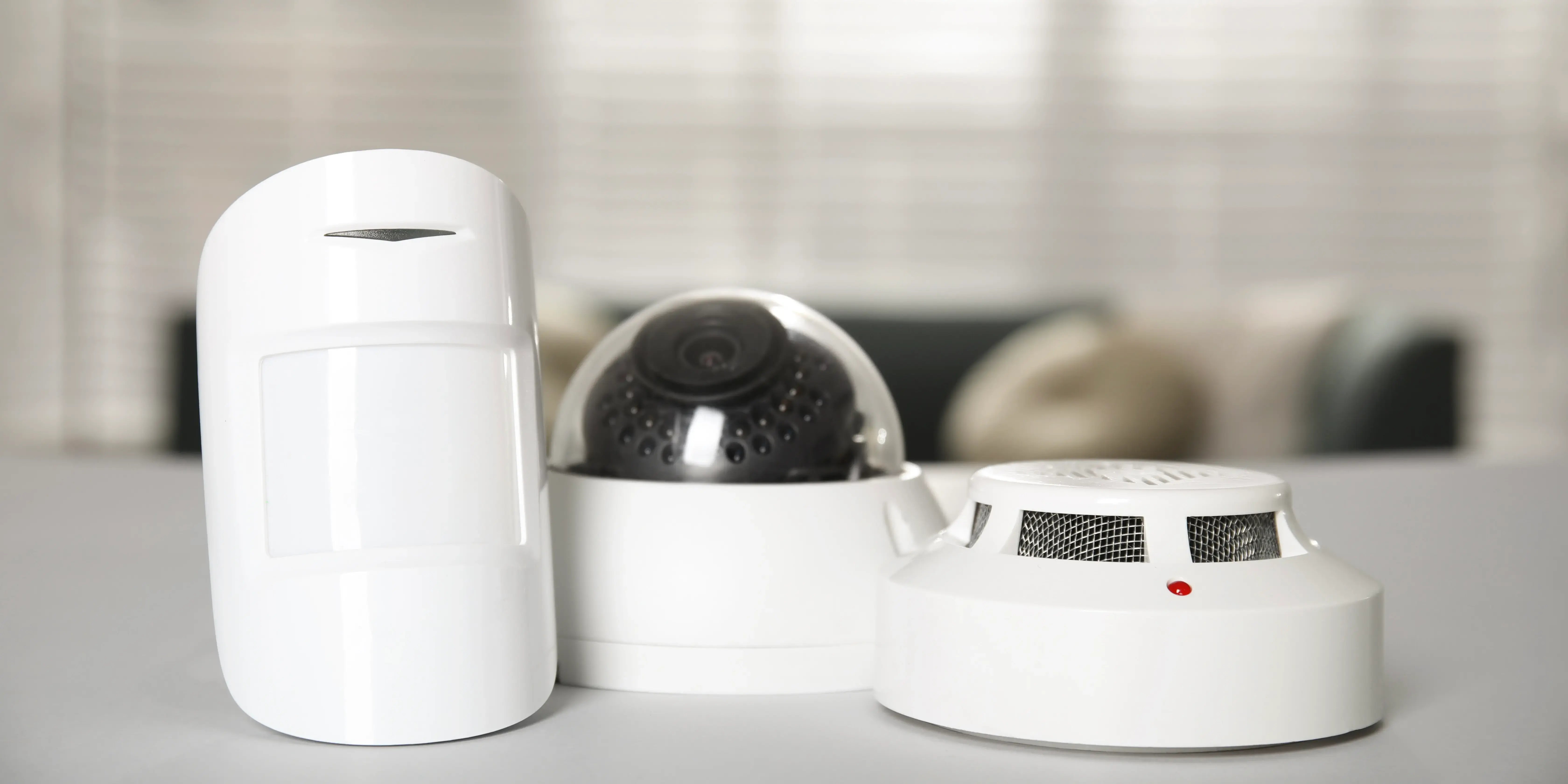 Cámara CCTV, detectores de humo y movimiento en mesa de la sala para automatizar la casa