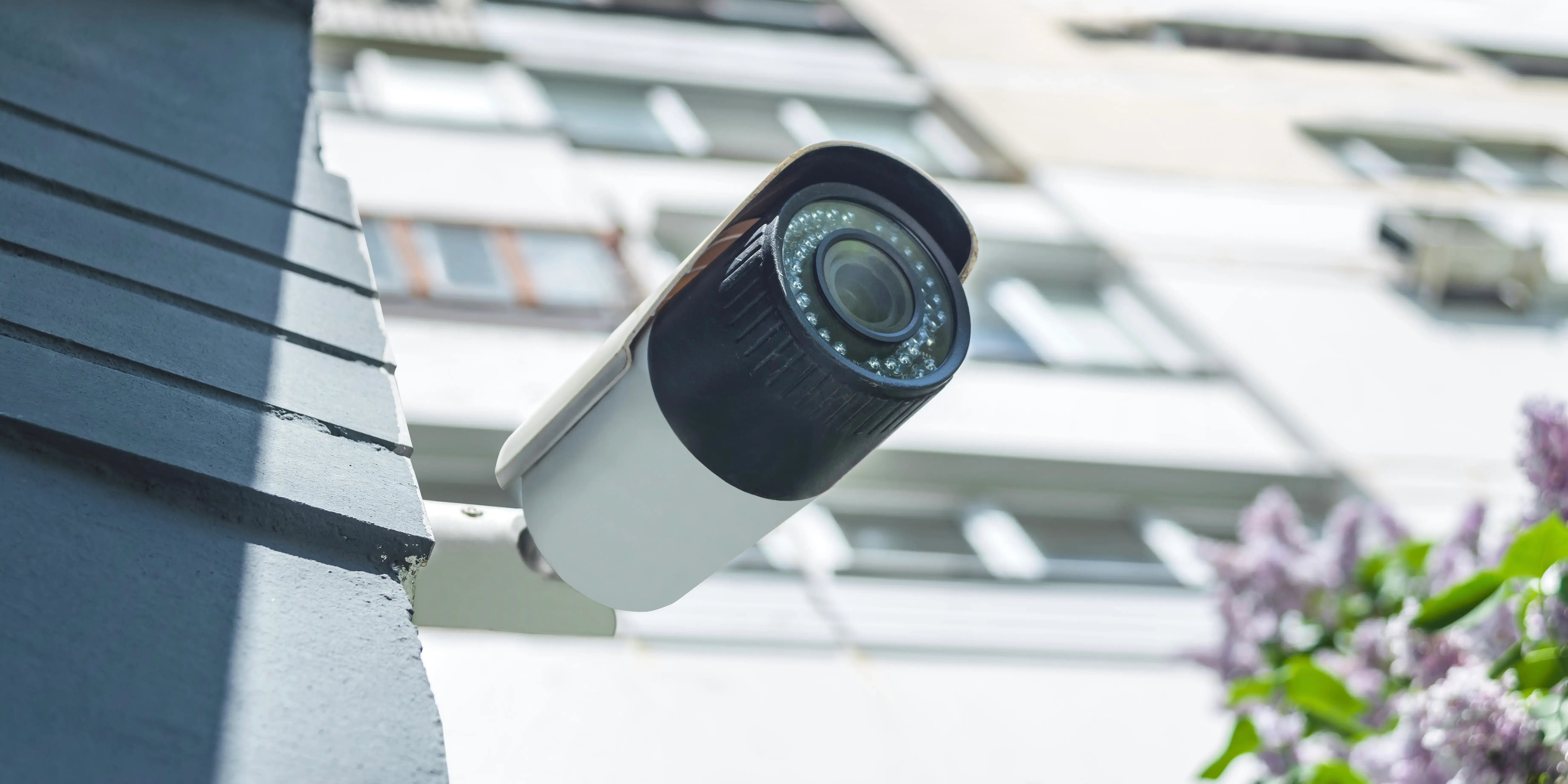 Cámara de seguridad en un edificio de departamentos modernos