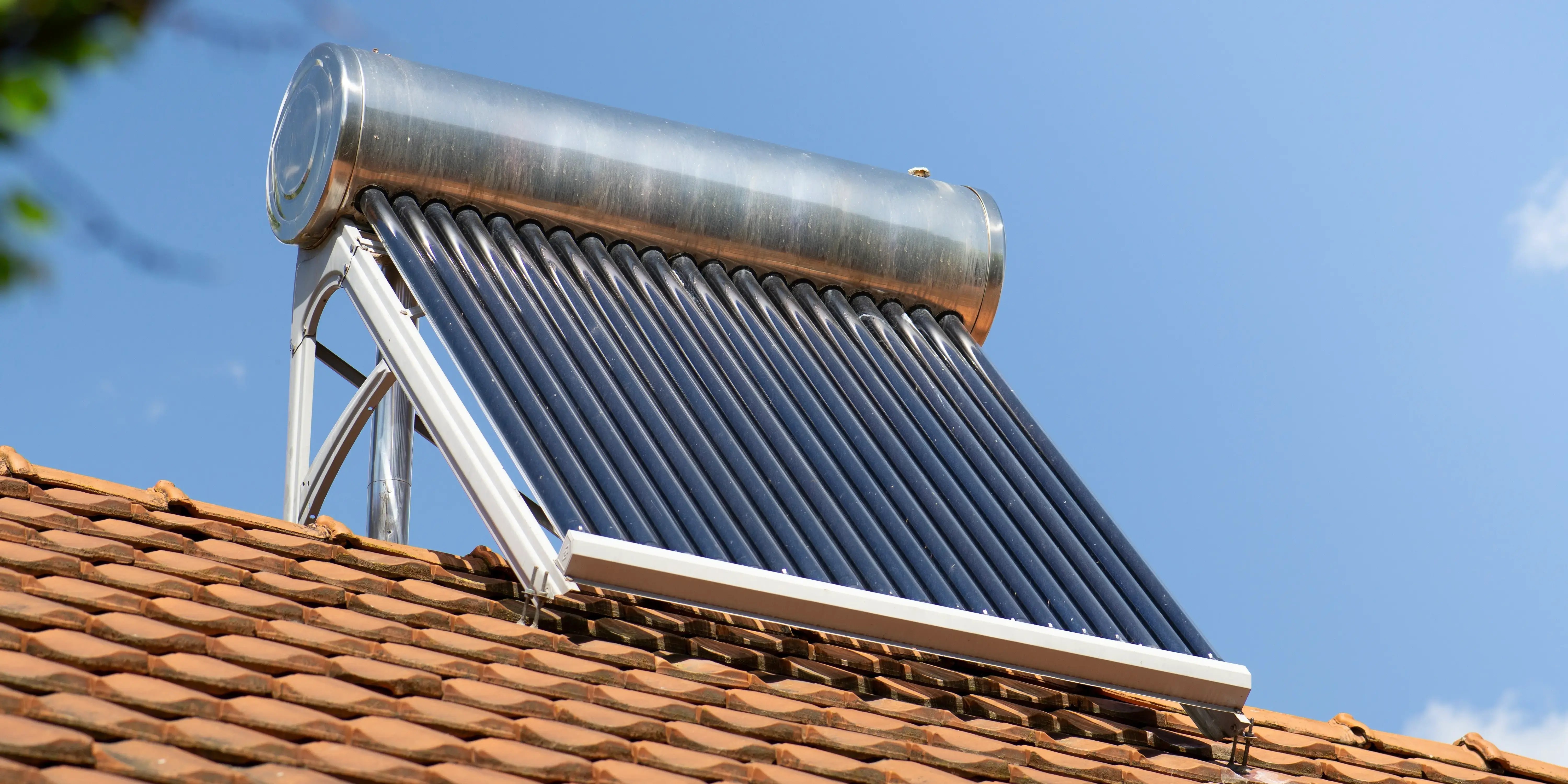 Calentador de agua solar en una azotea como tecnología de energía renovable para implementar en casa