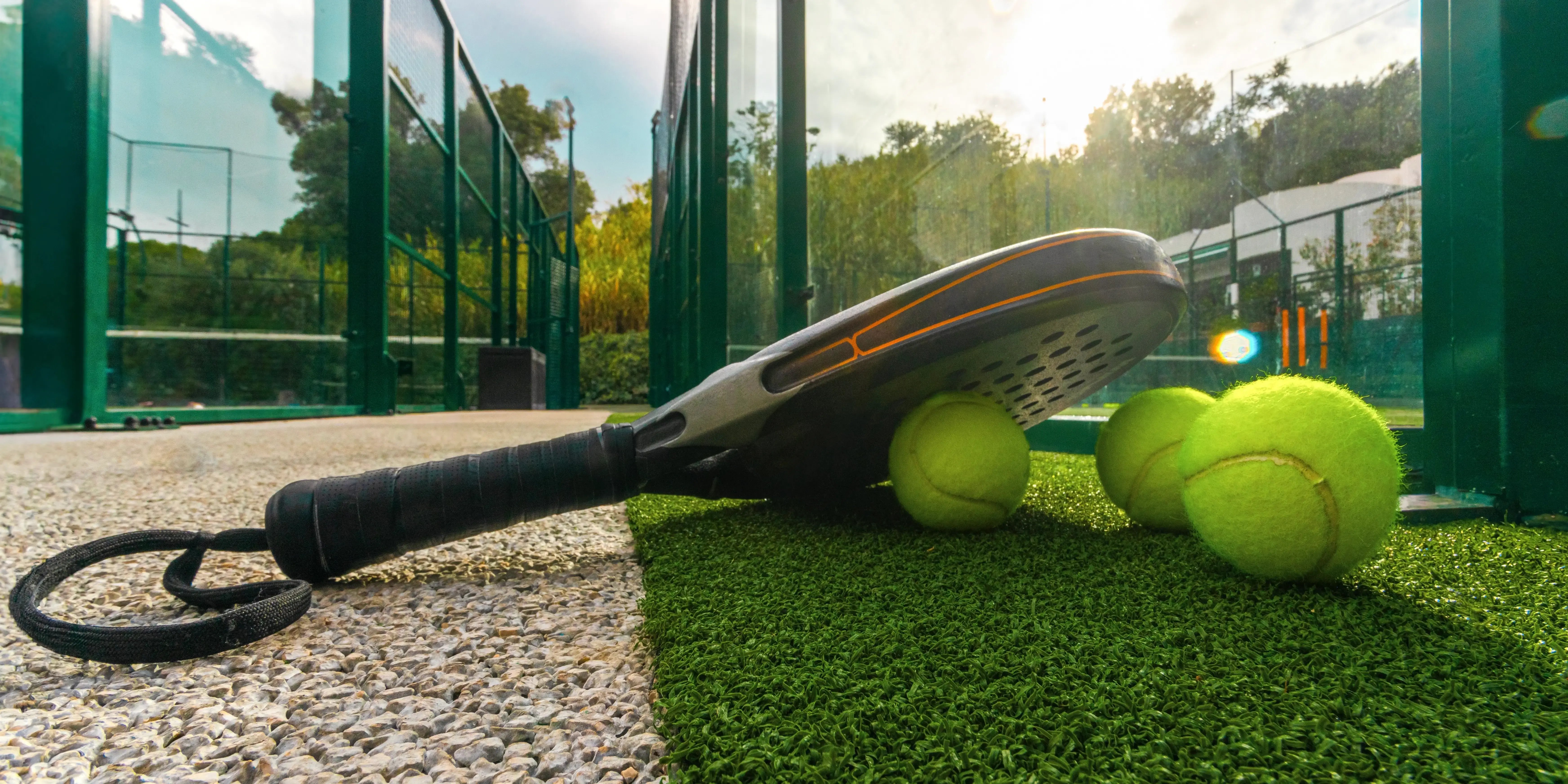 Cancha y pala de padel en Bosque Real