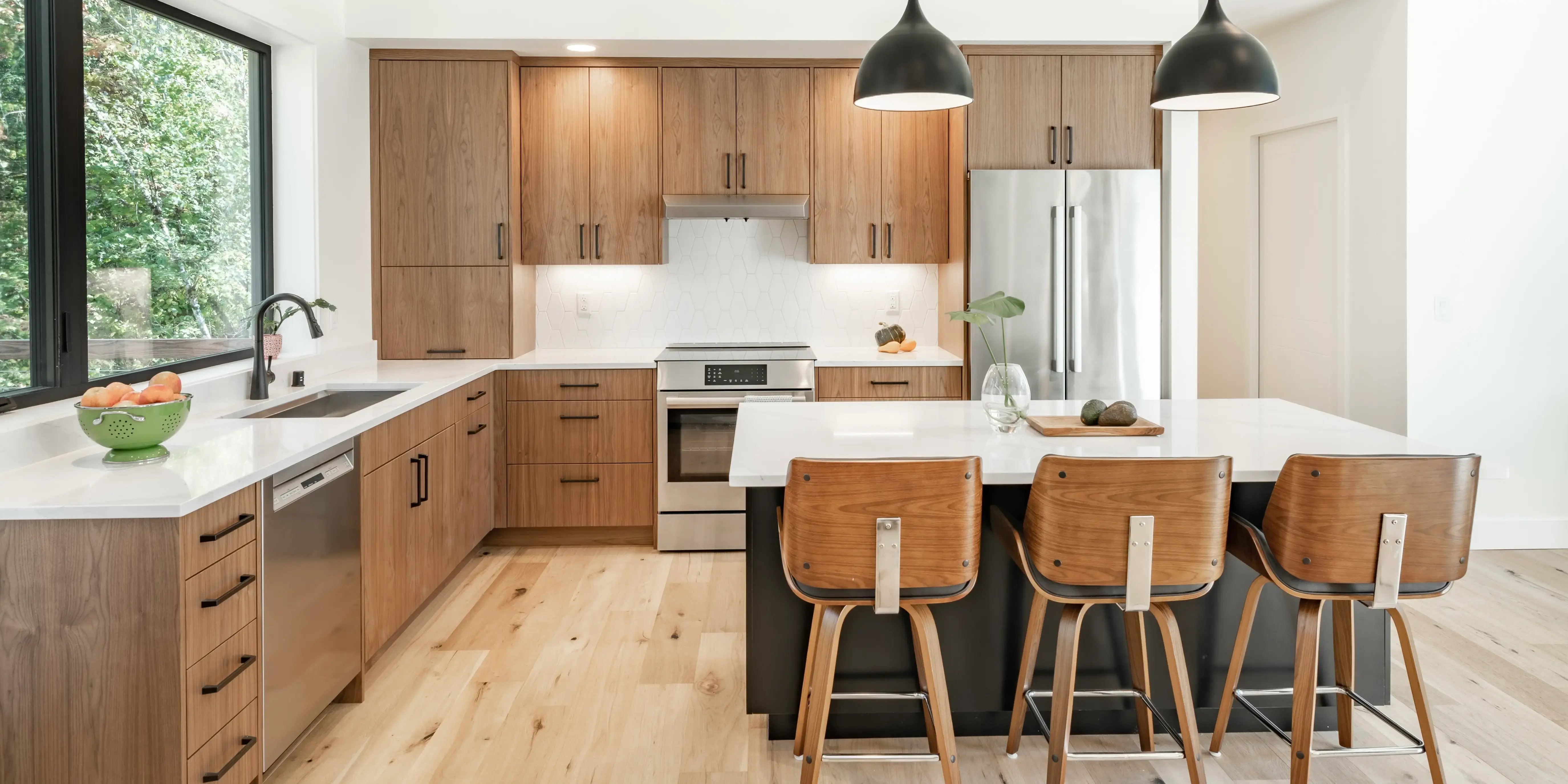 Cocina de casa contemporánea con mobiliario mínimo y decoración de madera clara, tipo de casa moderna