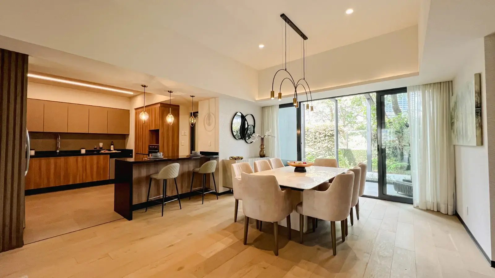 Cocina equipada y comedor con ventanales del departamento Madison Bosque Real-1