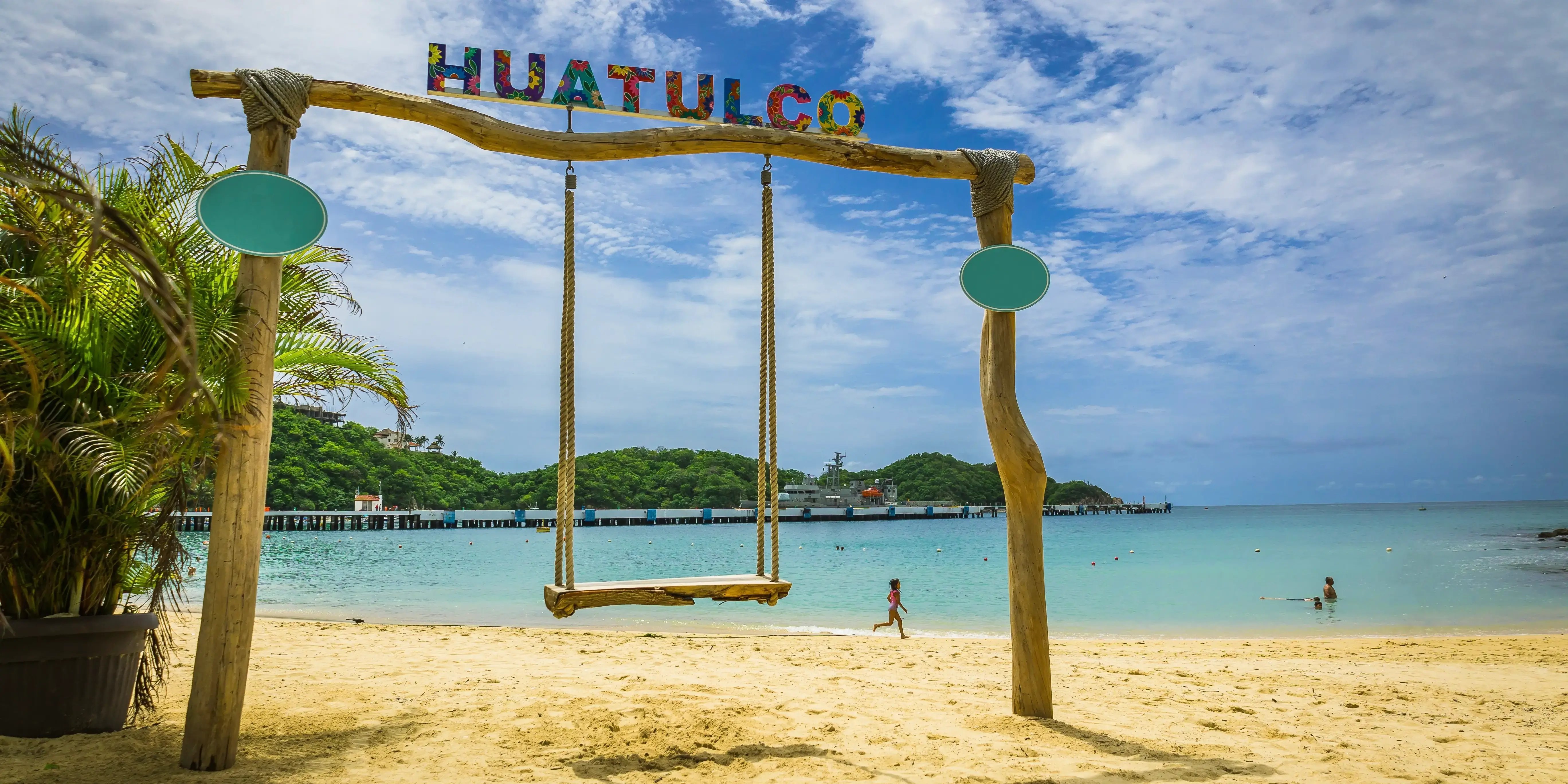 Columpio en la playa de la bahía de Huatulco, playa de México