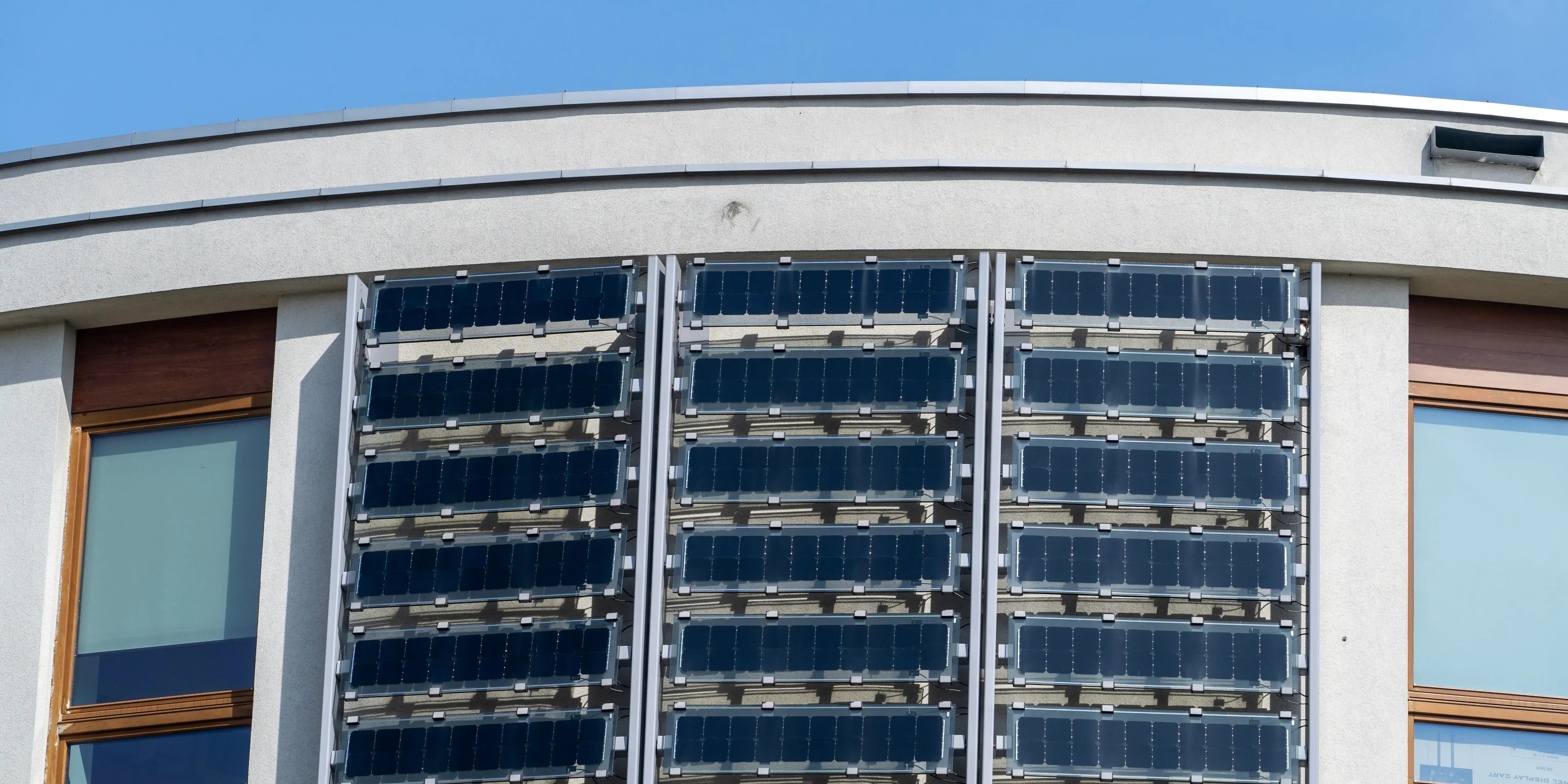 Conjunto de paneles solares en una fachada moderna de un edificio