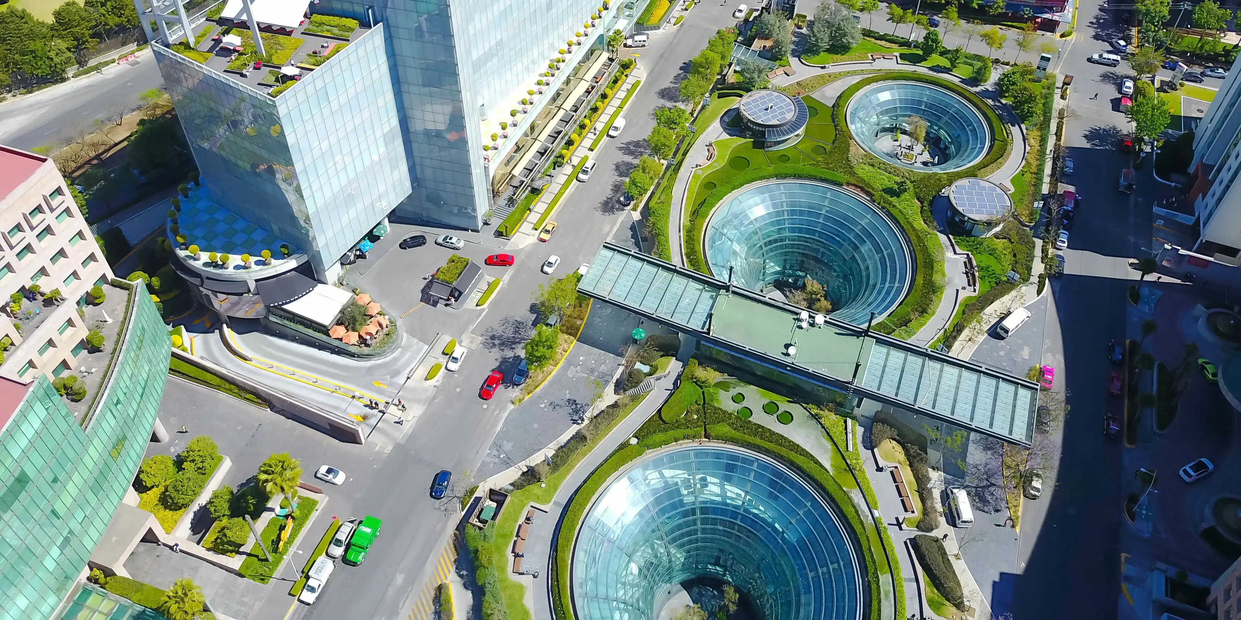 Crecimiento urbano con opciones de entretenimiento como jardín santa fe