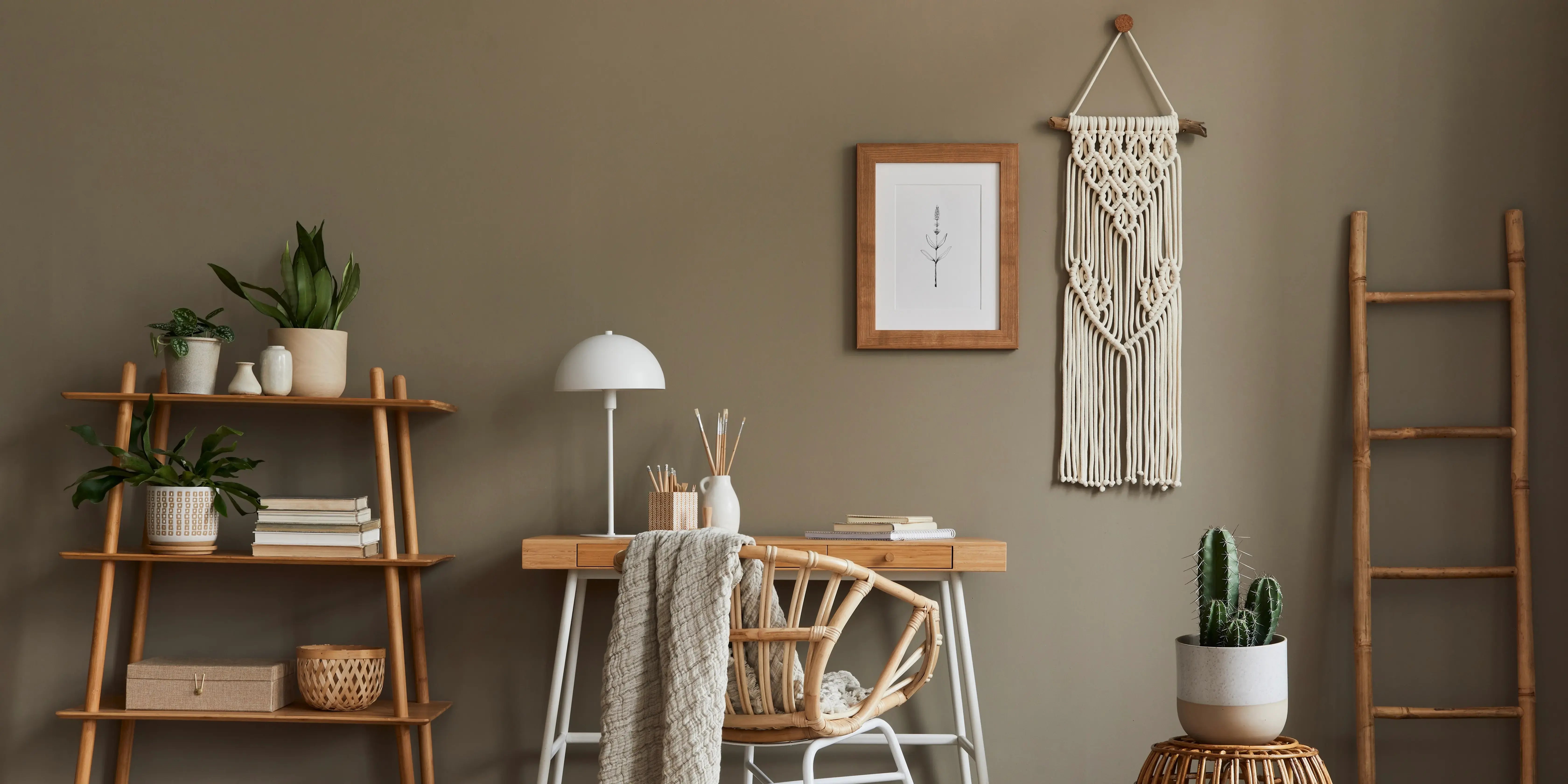 Decoración de un cuarto Boho Moderno con muebles de mimbre y tute y piezas artesanales y cobija étnica