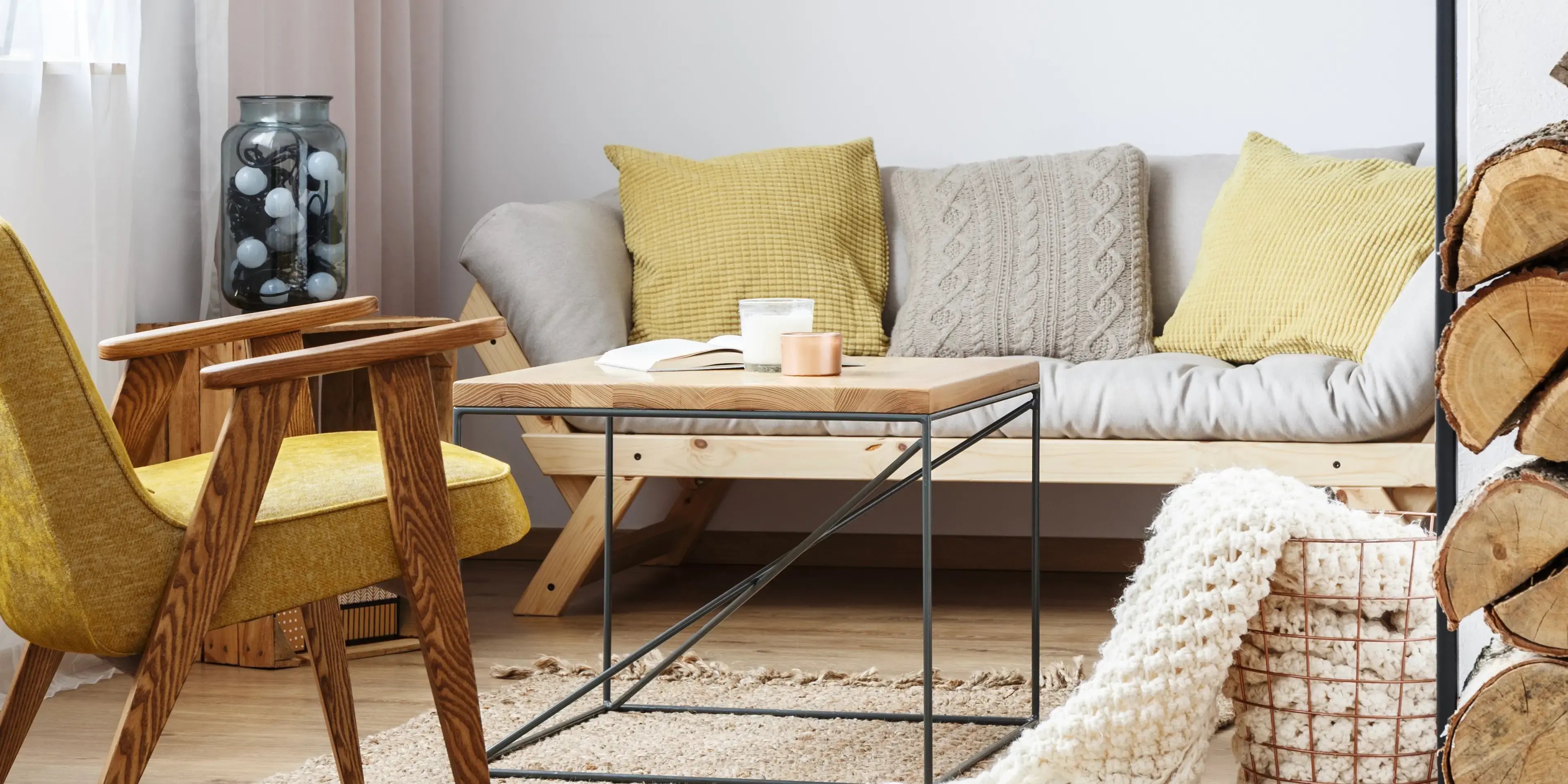 Sala de estar de un departamento con paredes color beige, cortinas terracota, un sillón café y cojines color mostaza