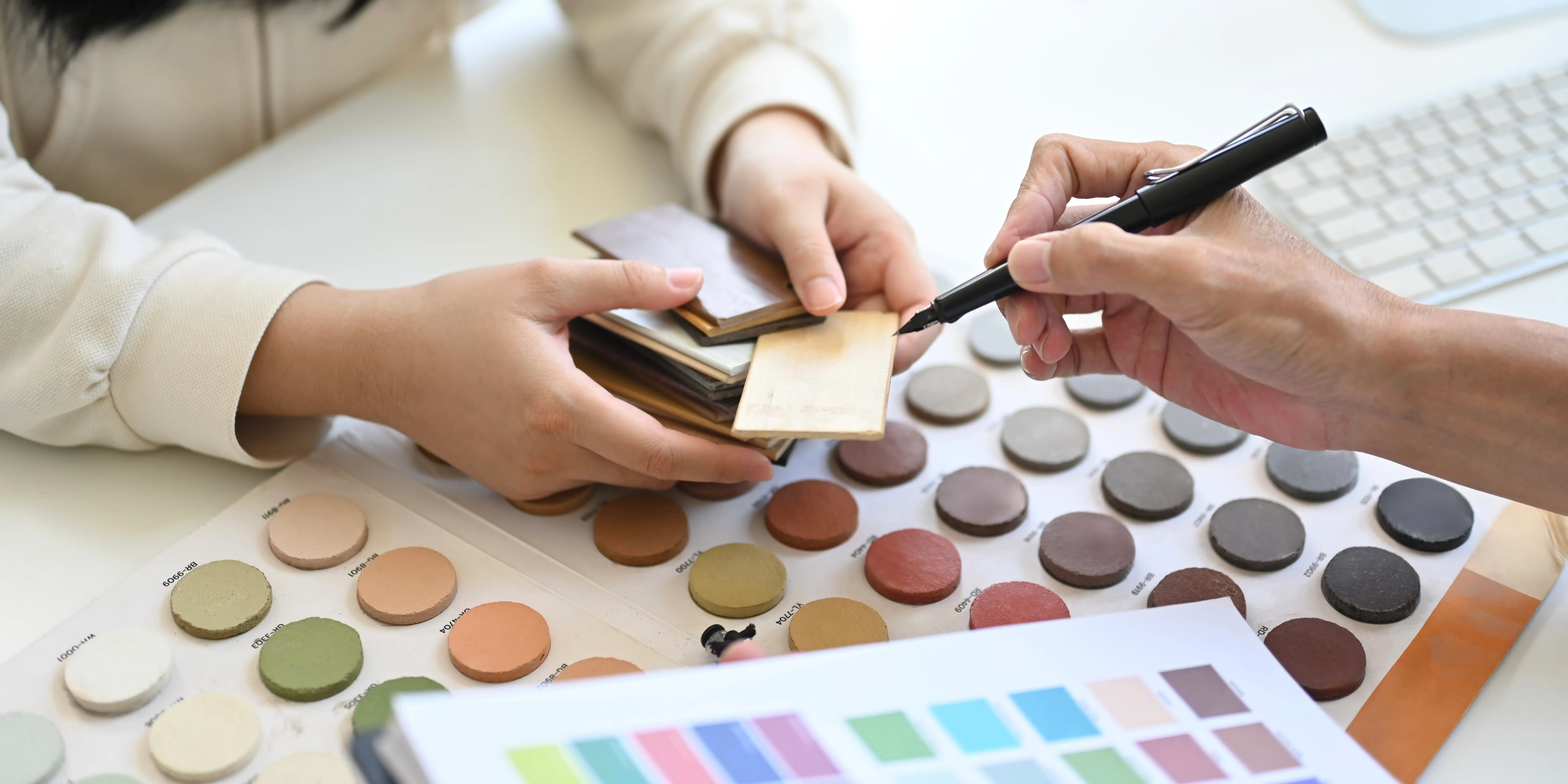 Diseñador de interiores dando consejos al cliente, seleccionando elementos de diseño para un nuevo proyecto de renovación de fachada moderna