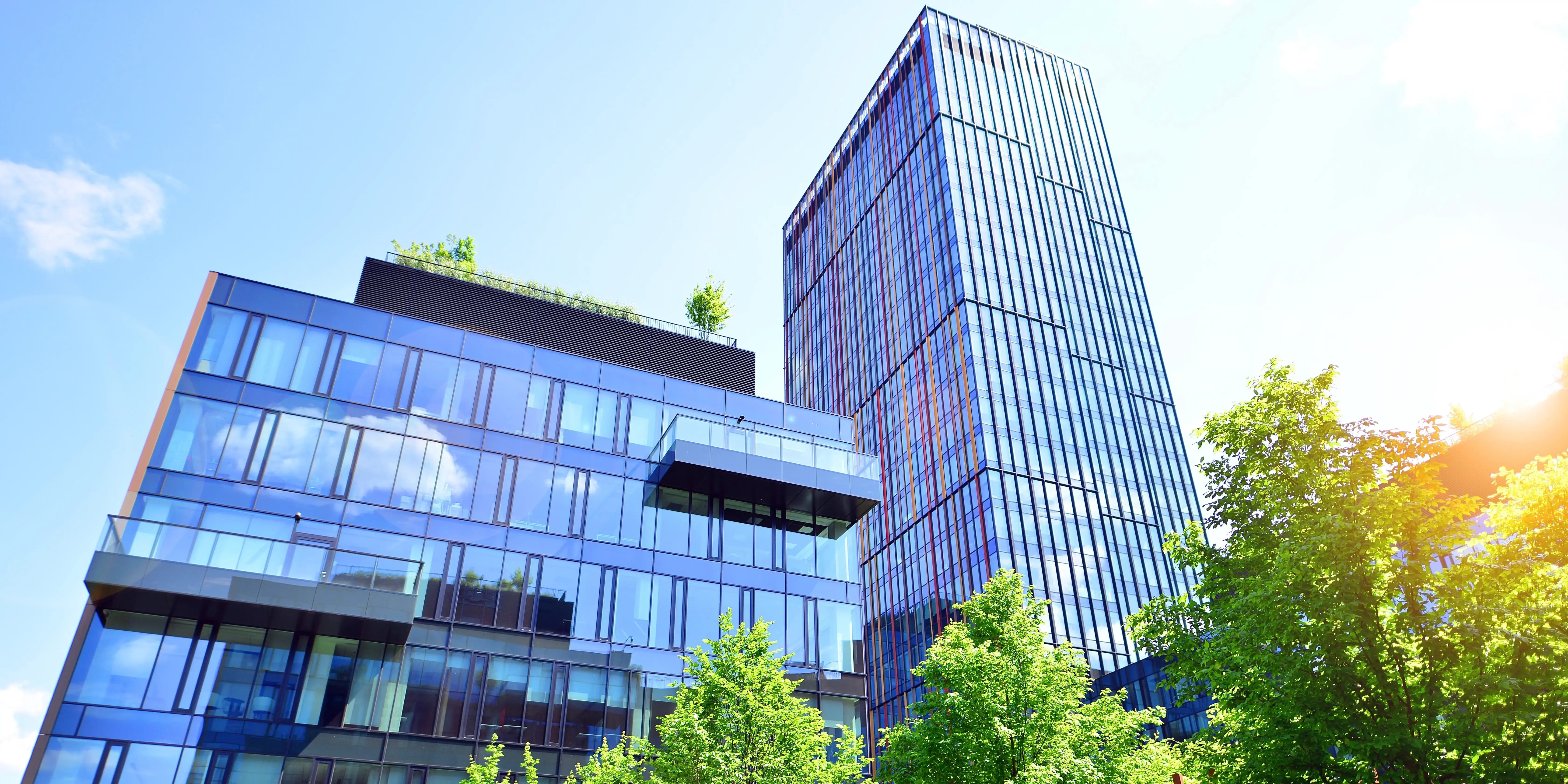 Edificio de arquitectura sustentable de vidrio sostenible con árboles para reducir el dióxido de carbono