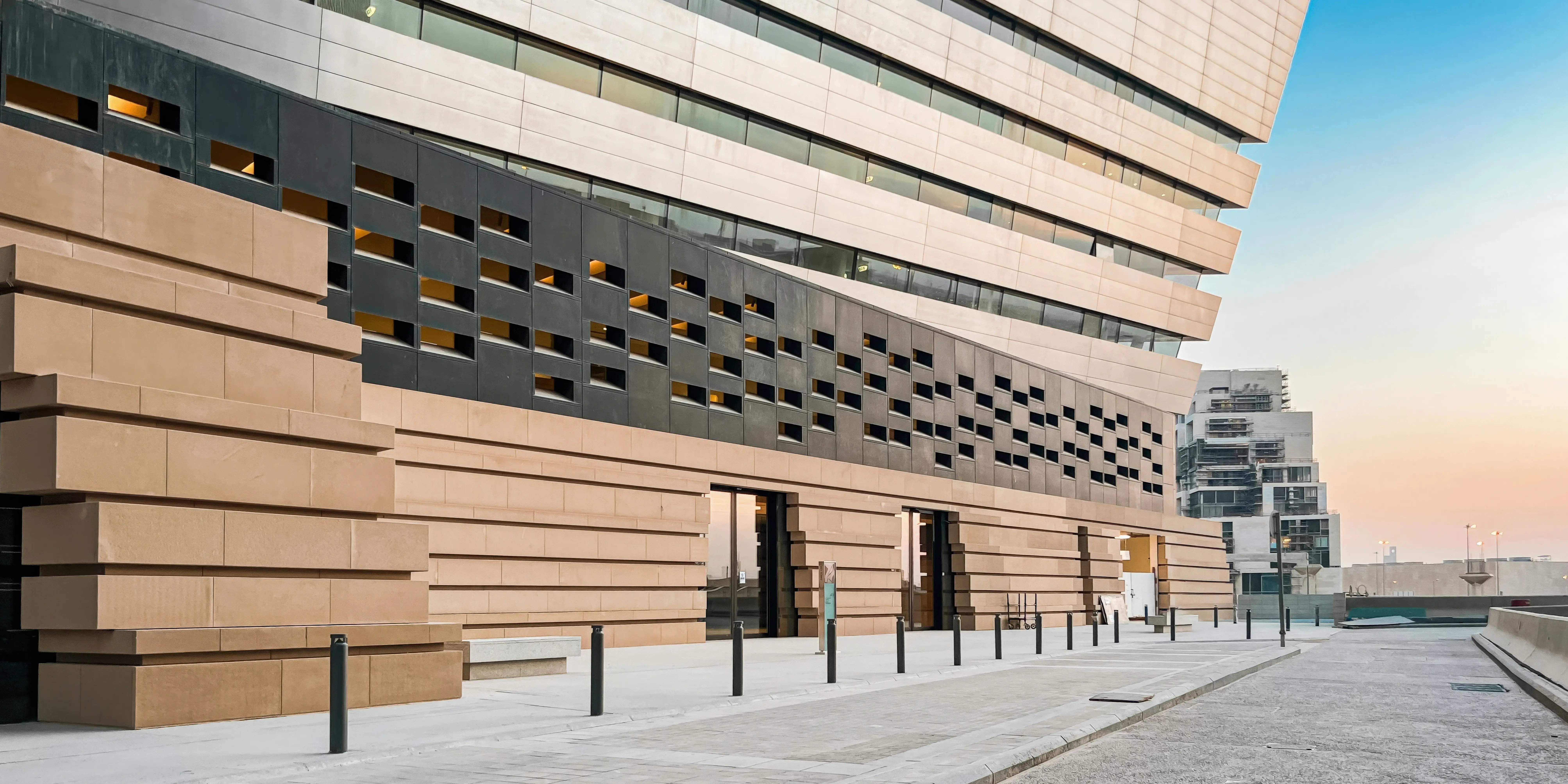 Edificio de arquitectura vanguardista con fachada de vidrio, acero y concreto