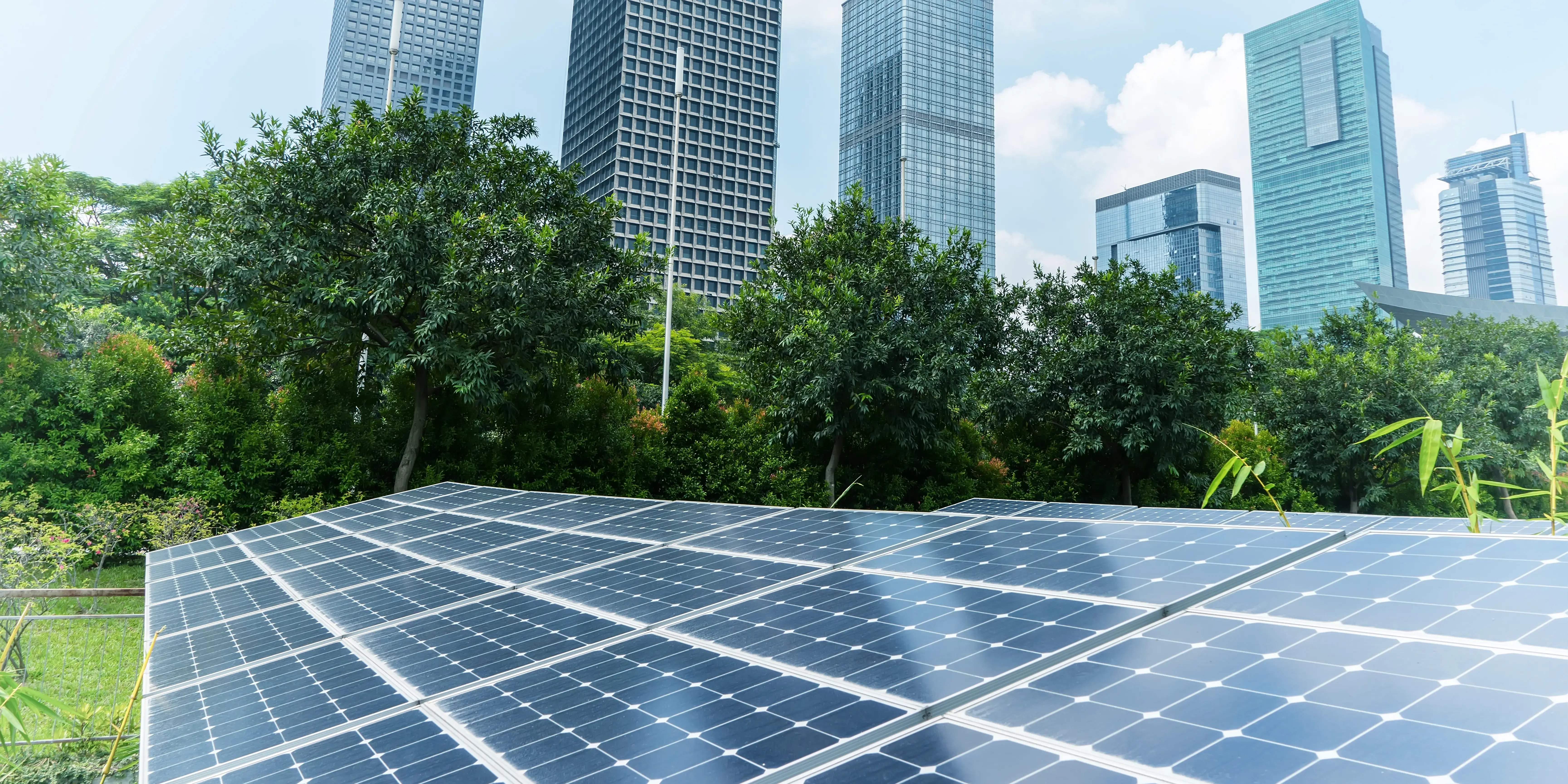 Edificios con celdas solares al frente como característica de energia renovable para un entorno saludable