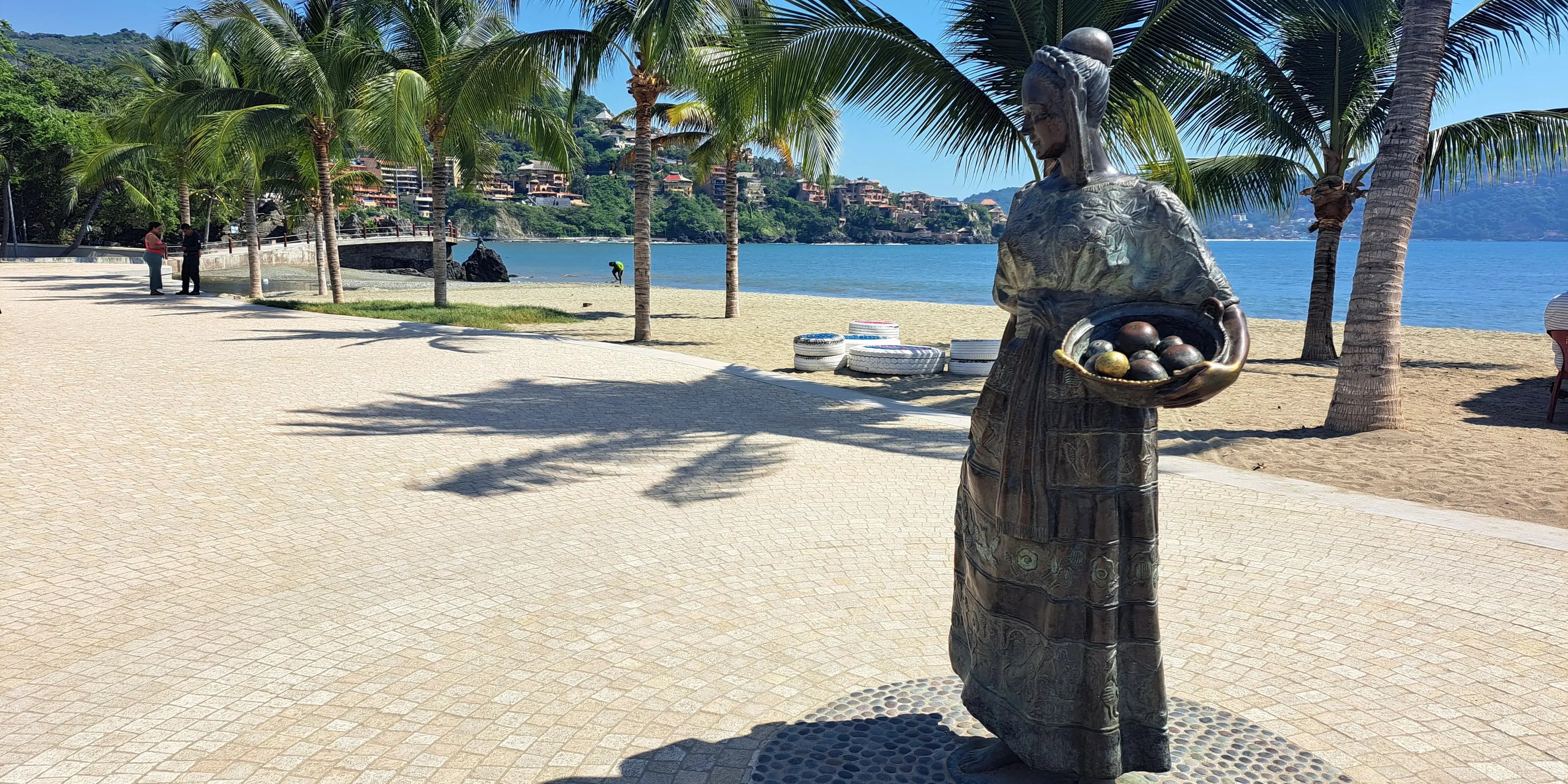 Esculturas del malecón del pueblo mágico Zihuatanejo, playa de México