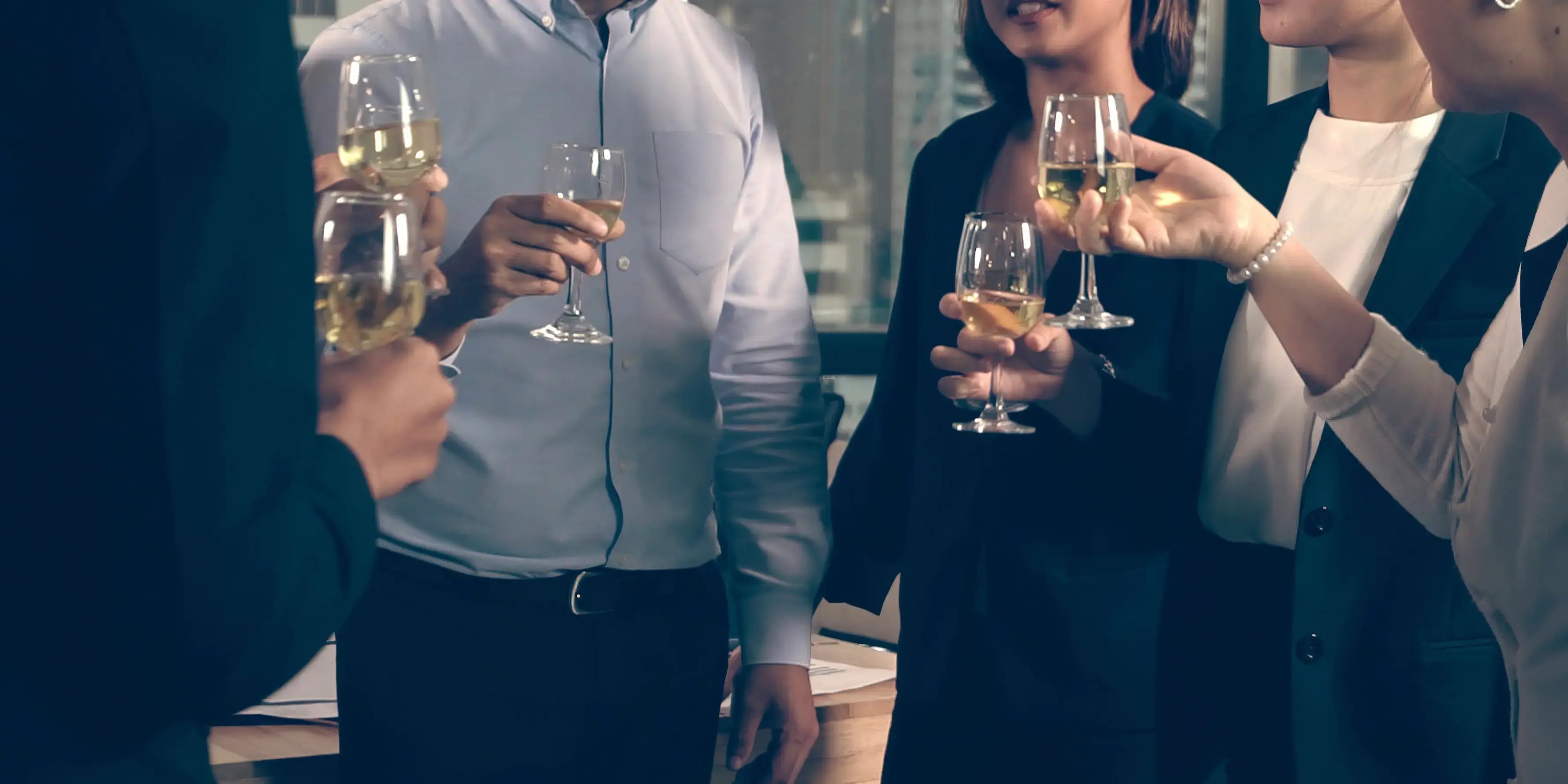 Exitosos empresarios beben vino y champán con los miembros de la red de networking de lujo