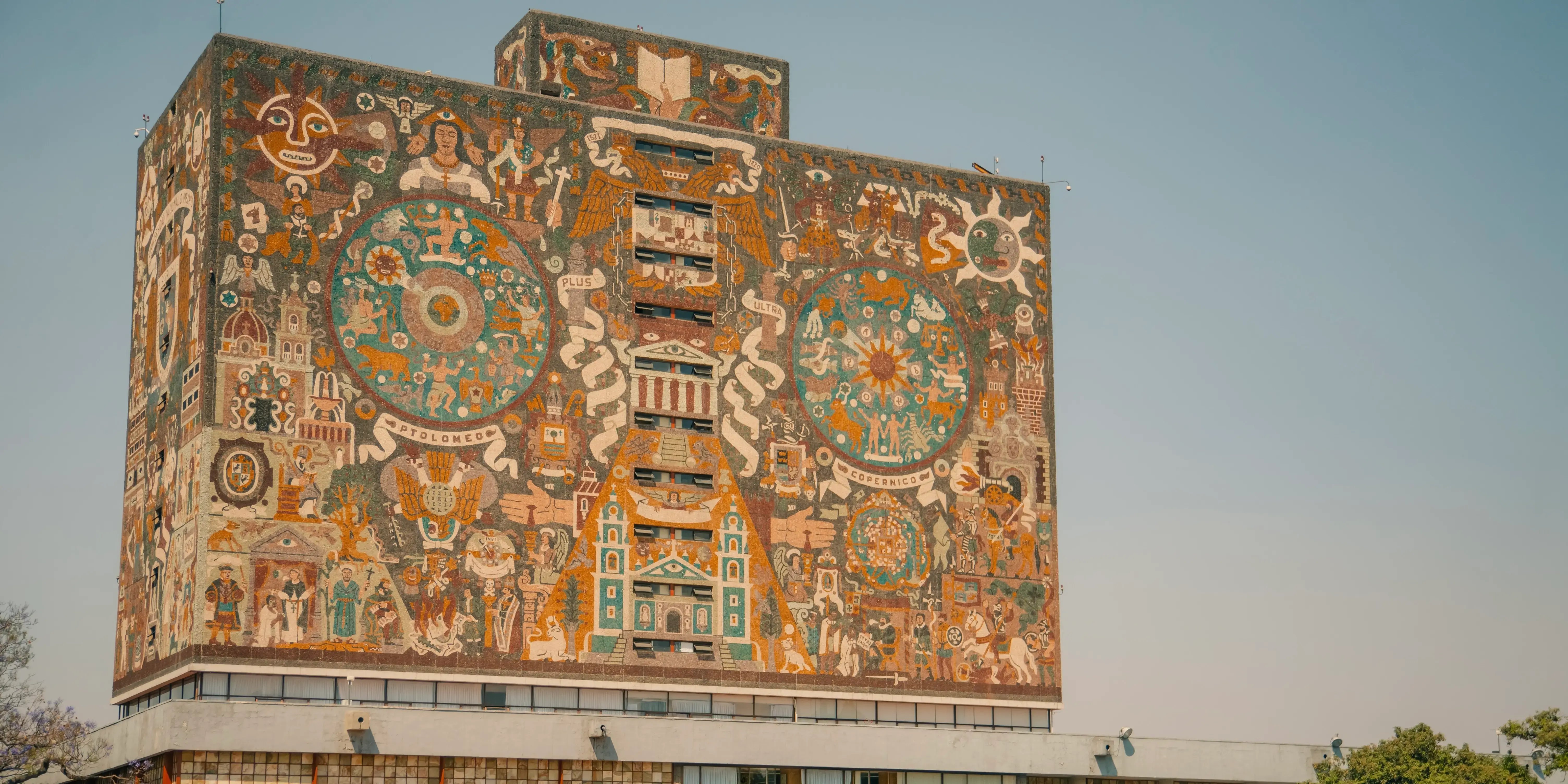 Fachada de la Biblioteca Central de la UNAM de Juan O’Gorman. Obras arquitectónicas de México