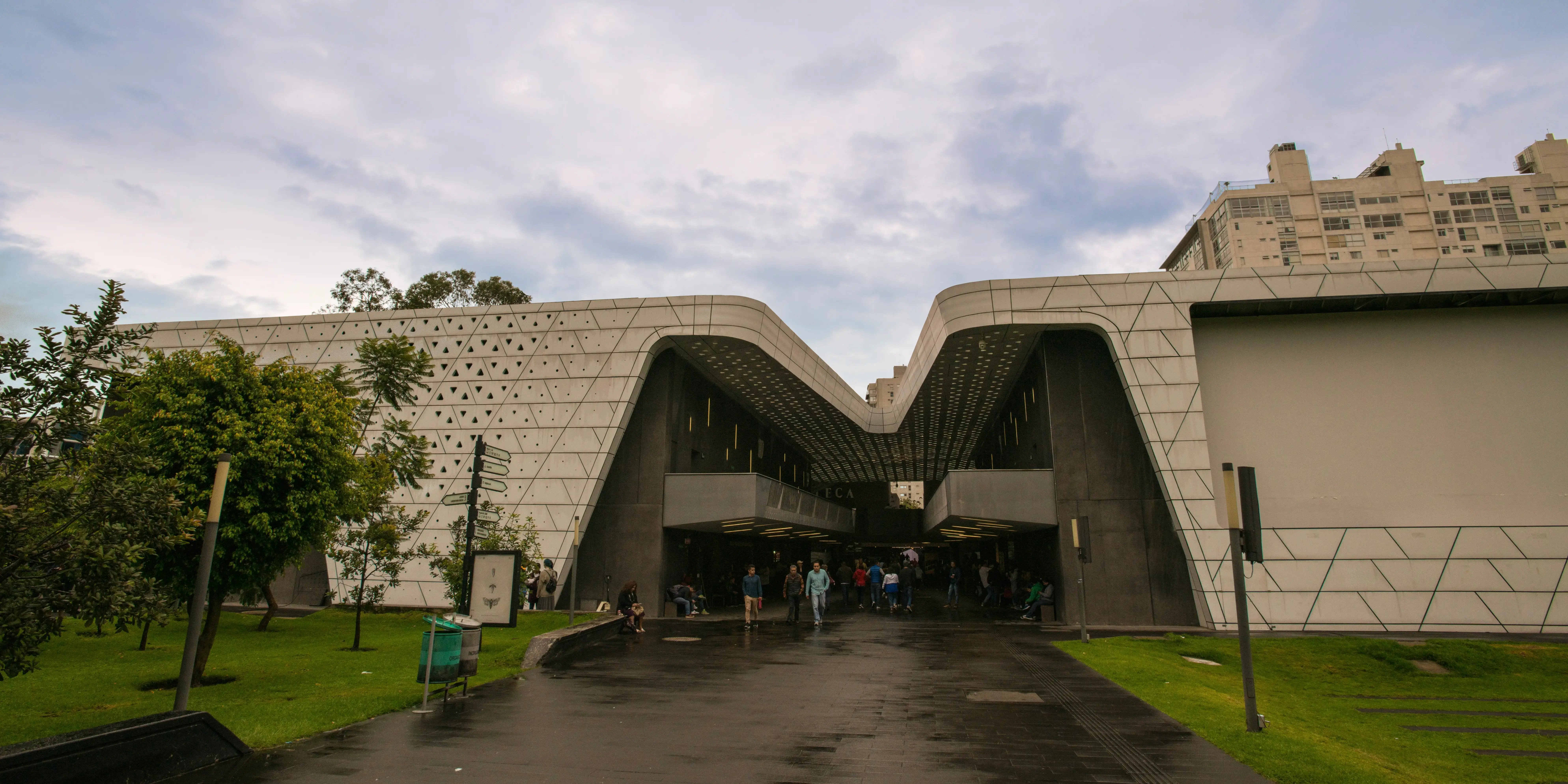 Fachada de la Cineteca Nacional de Michel Rojkind. Obras arquitectónicas de México