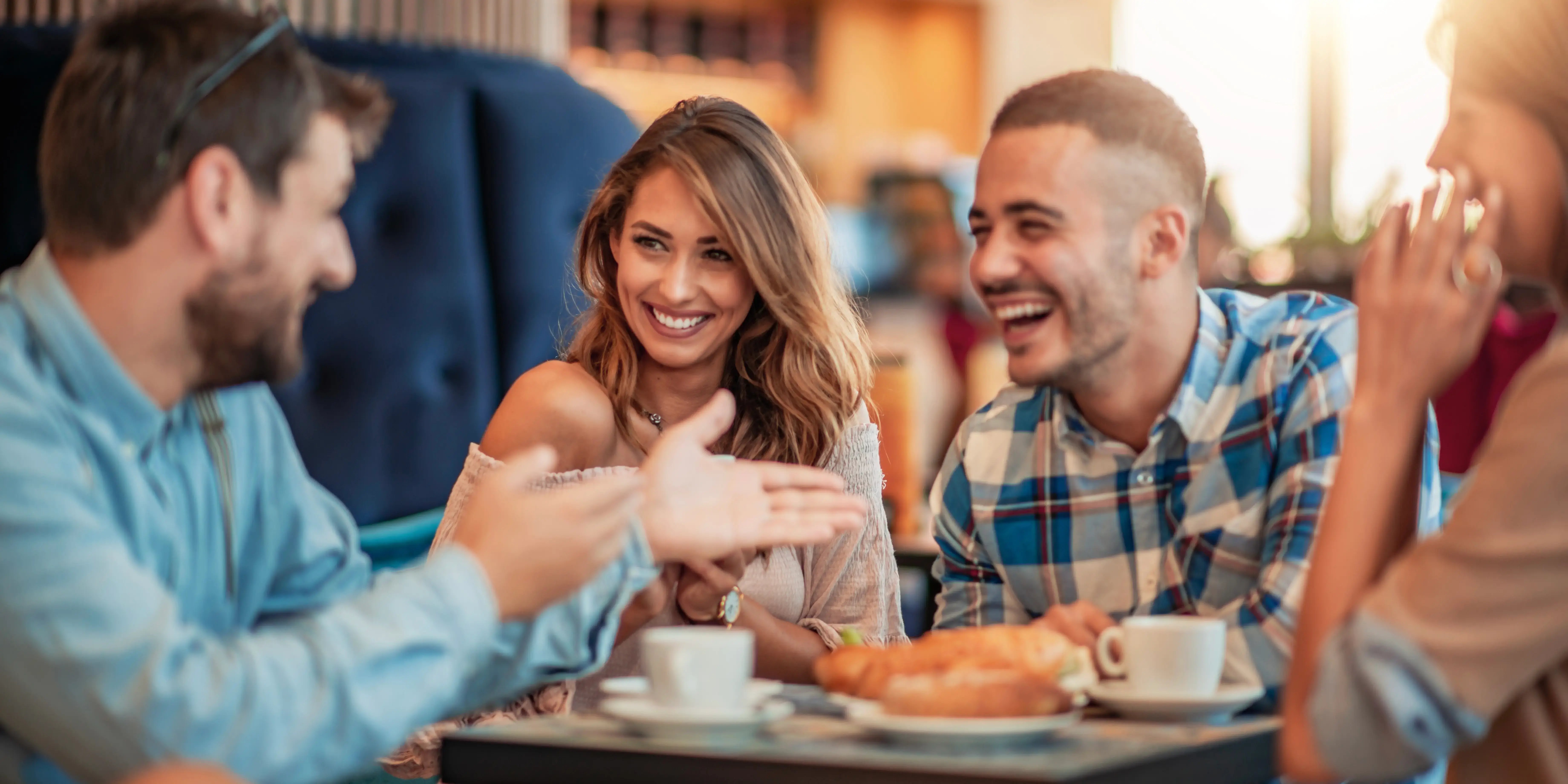 Felices amigos pasándola bien en el café para tener hábitos de vida saludable.