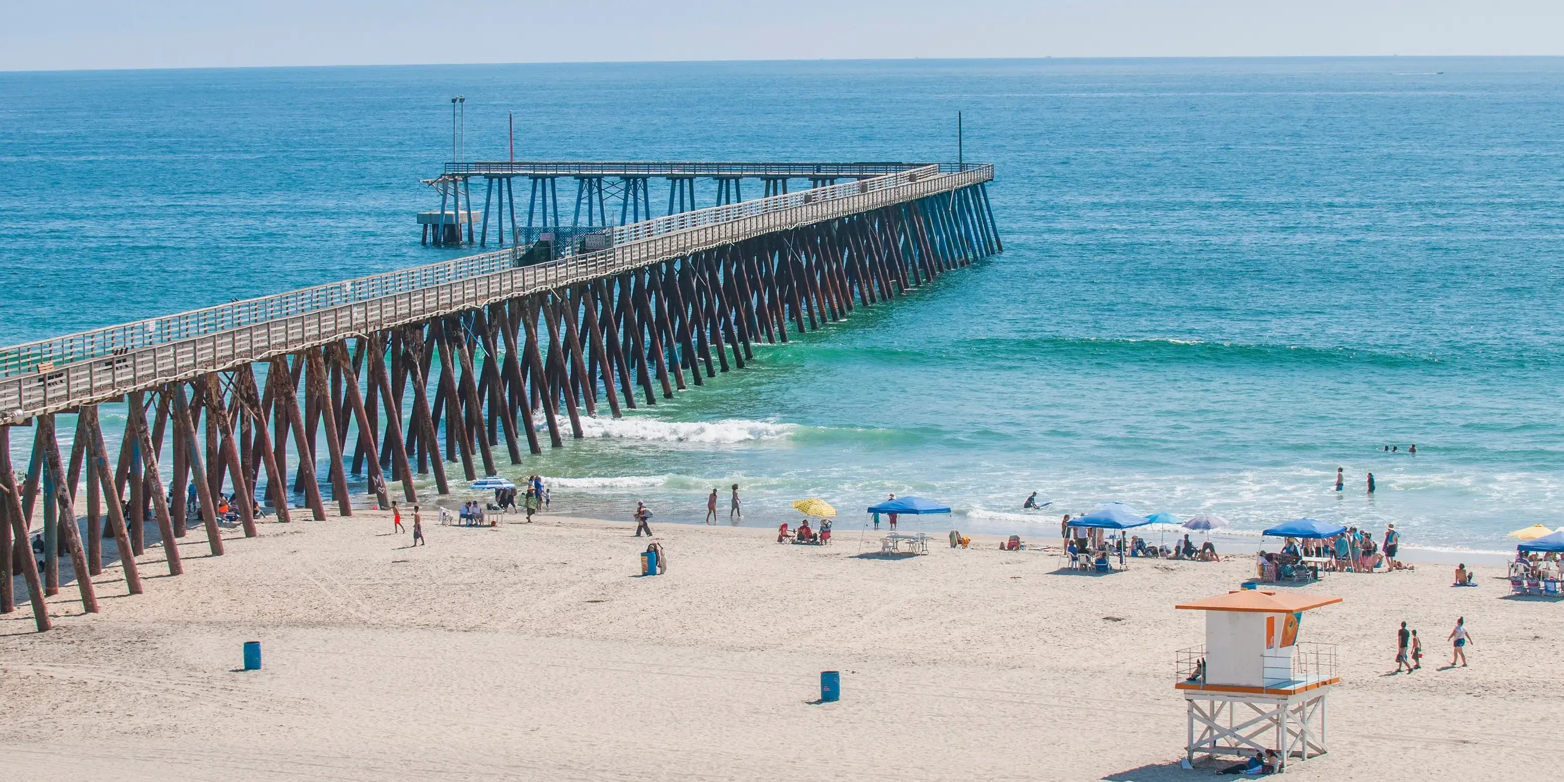 Gente disfrutand de la playa en Rosarito, playa de México