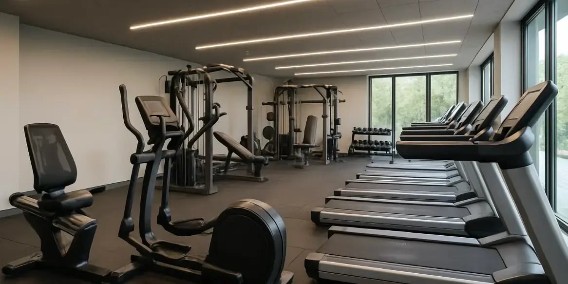 Gimnasio con aparatos modernos para hacer ejercicio