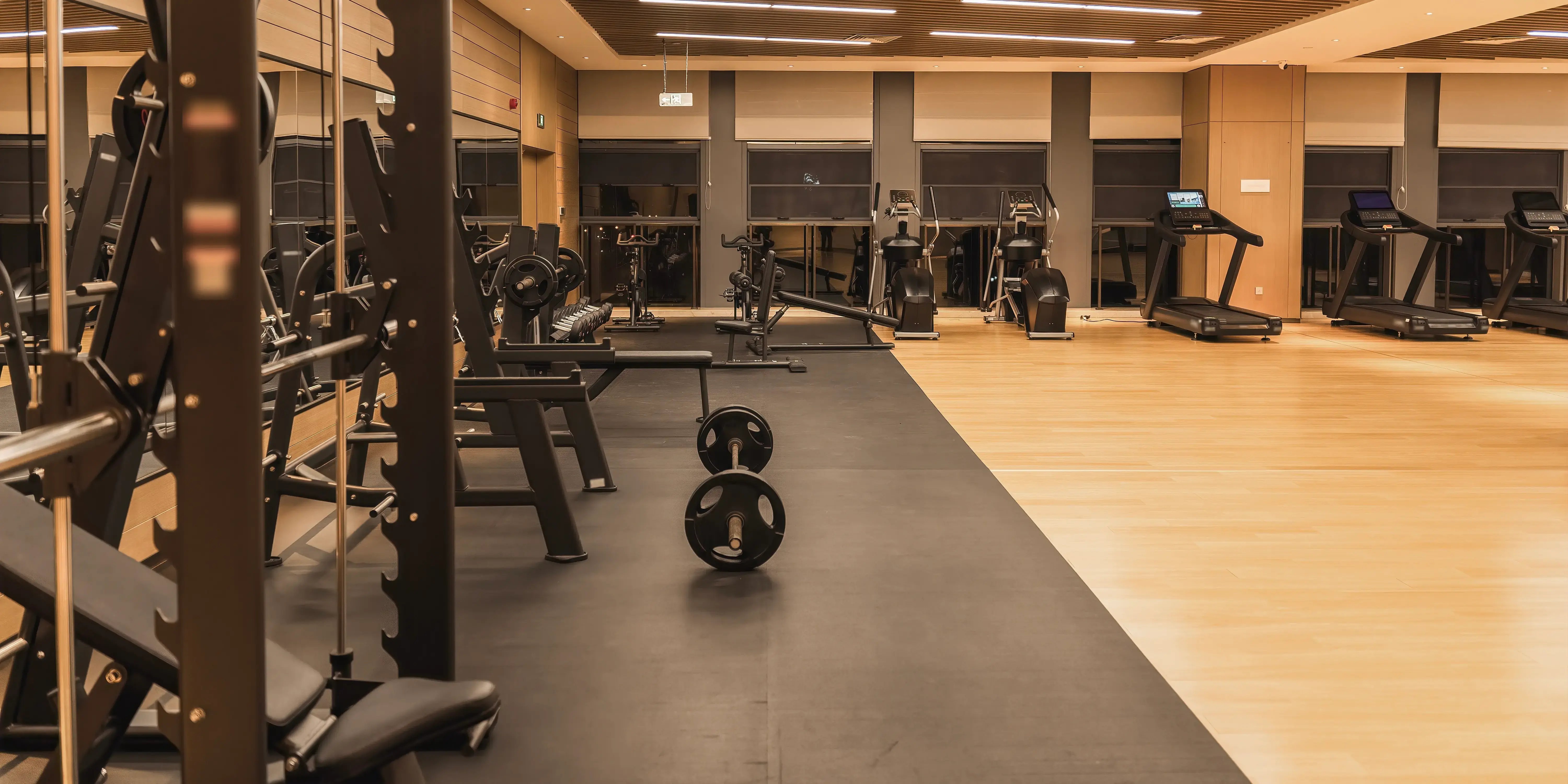 Gimnasio moderno con equipo de ejercicio, amenidades para invertir en bienes raíces