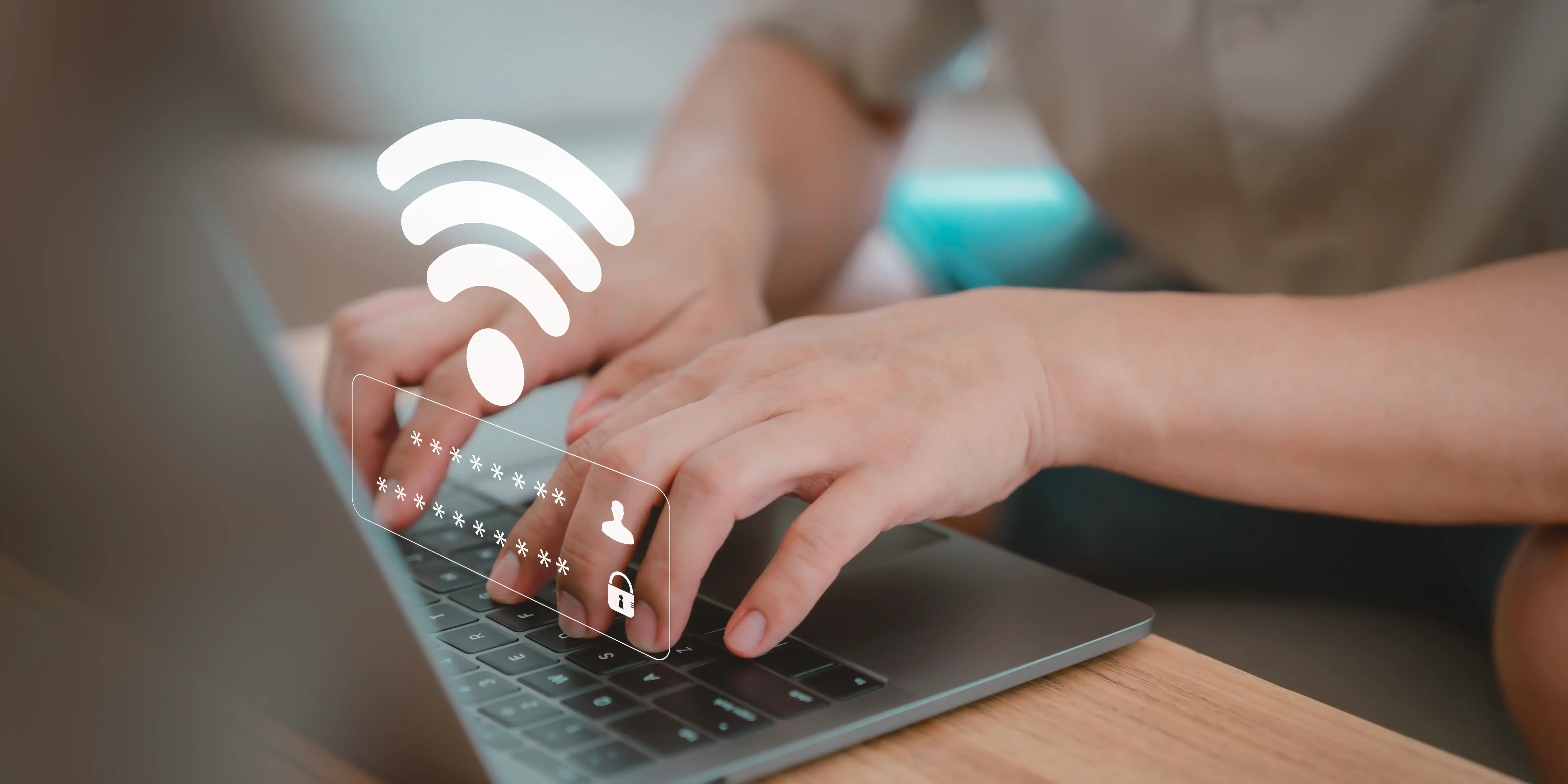 Hombre automatizando su casa, está en una computadora configurando el WIFi, usuario y contraseña para tener seguridad en la red