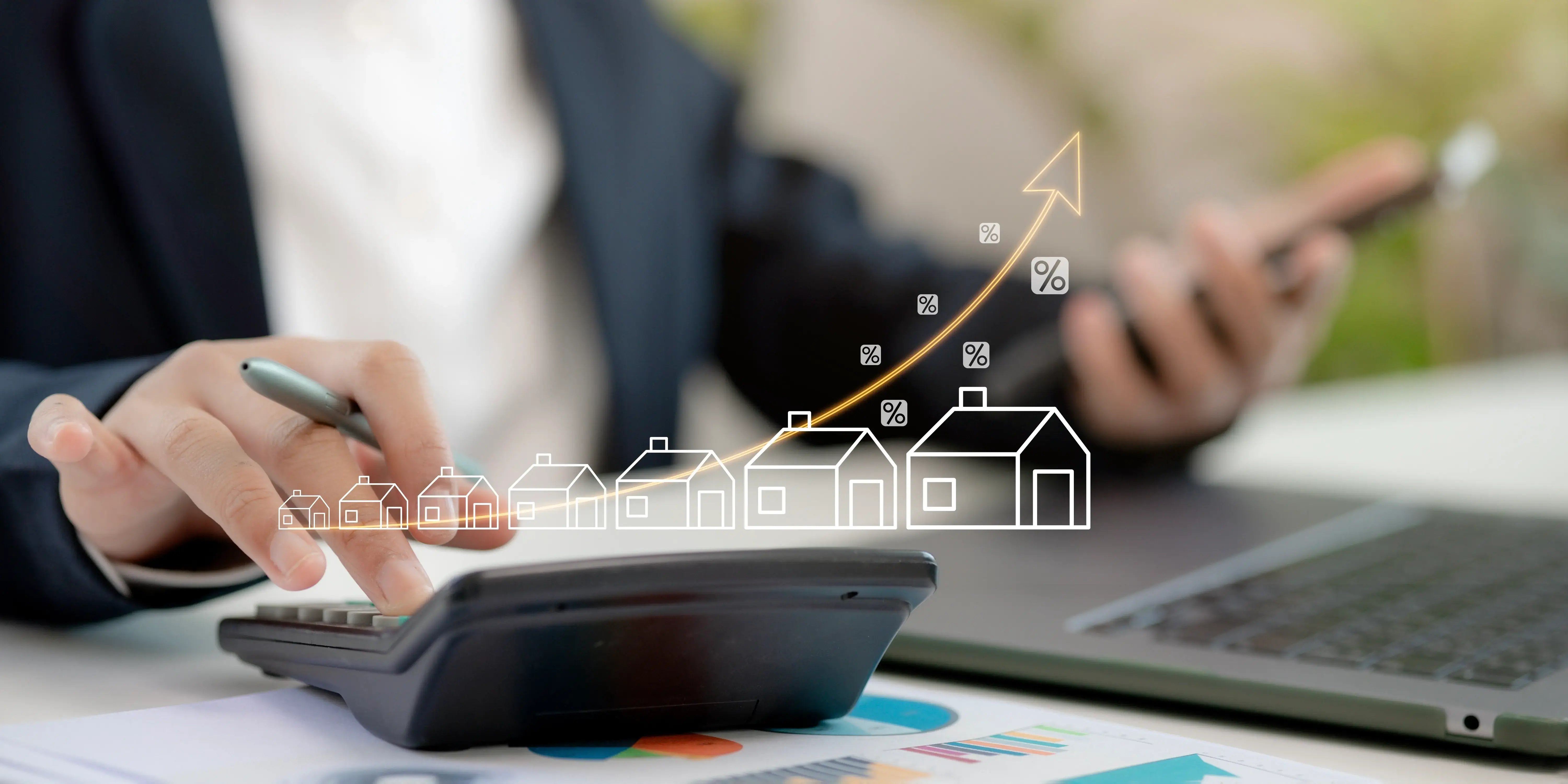 Hombre con una calculadora y una computadora, se ven los íconos de unas casas con una curva en aumento por la inversión a largo plazo y aumento de plusvalía