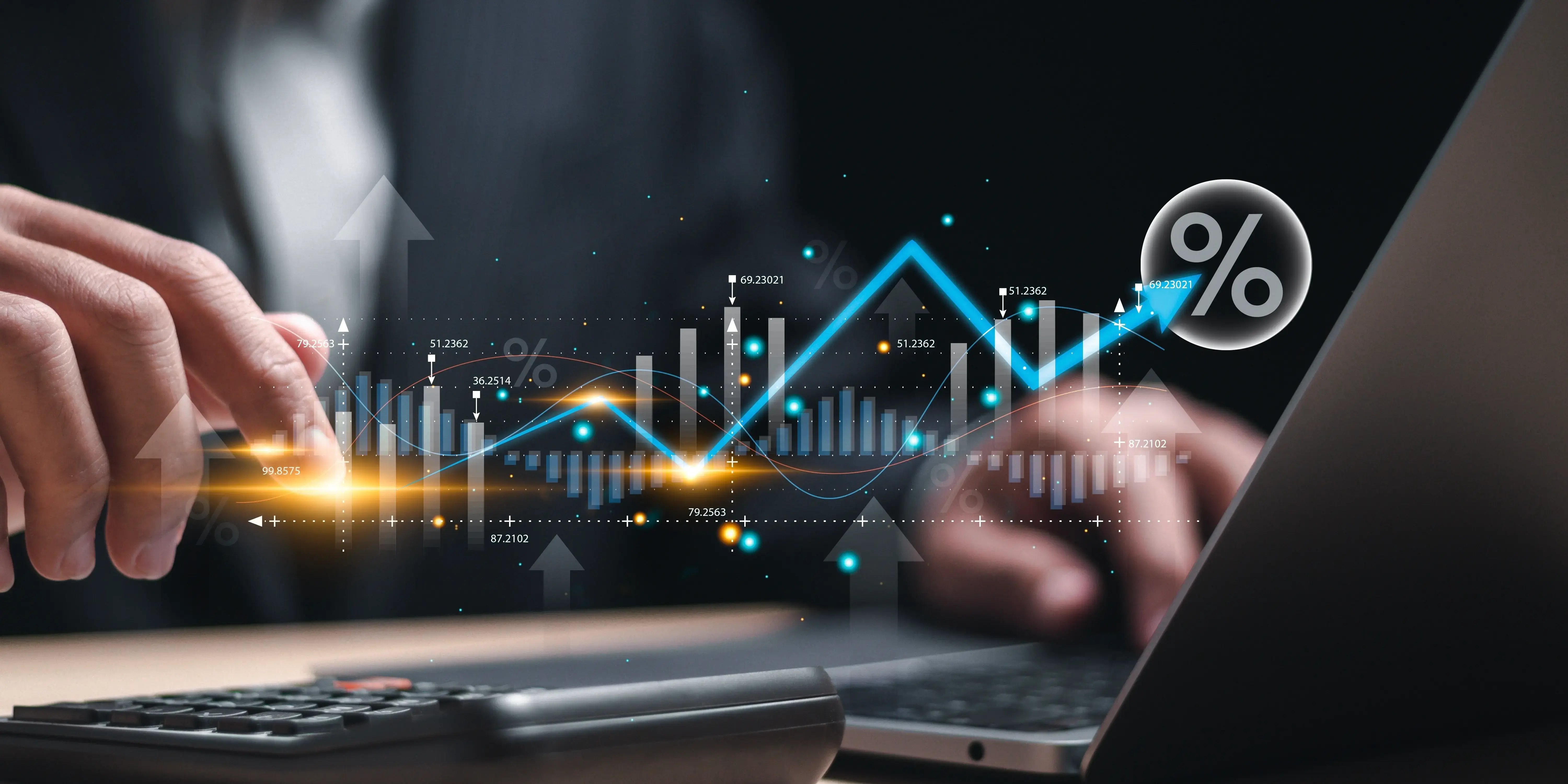 Hombre de negocios usando laptop analizando el gráfico de rendimiento económico de fondos de inversión