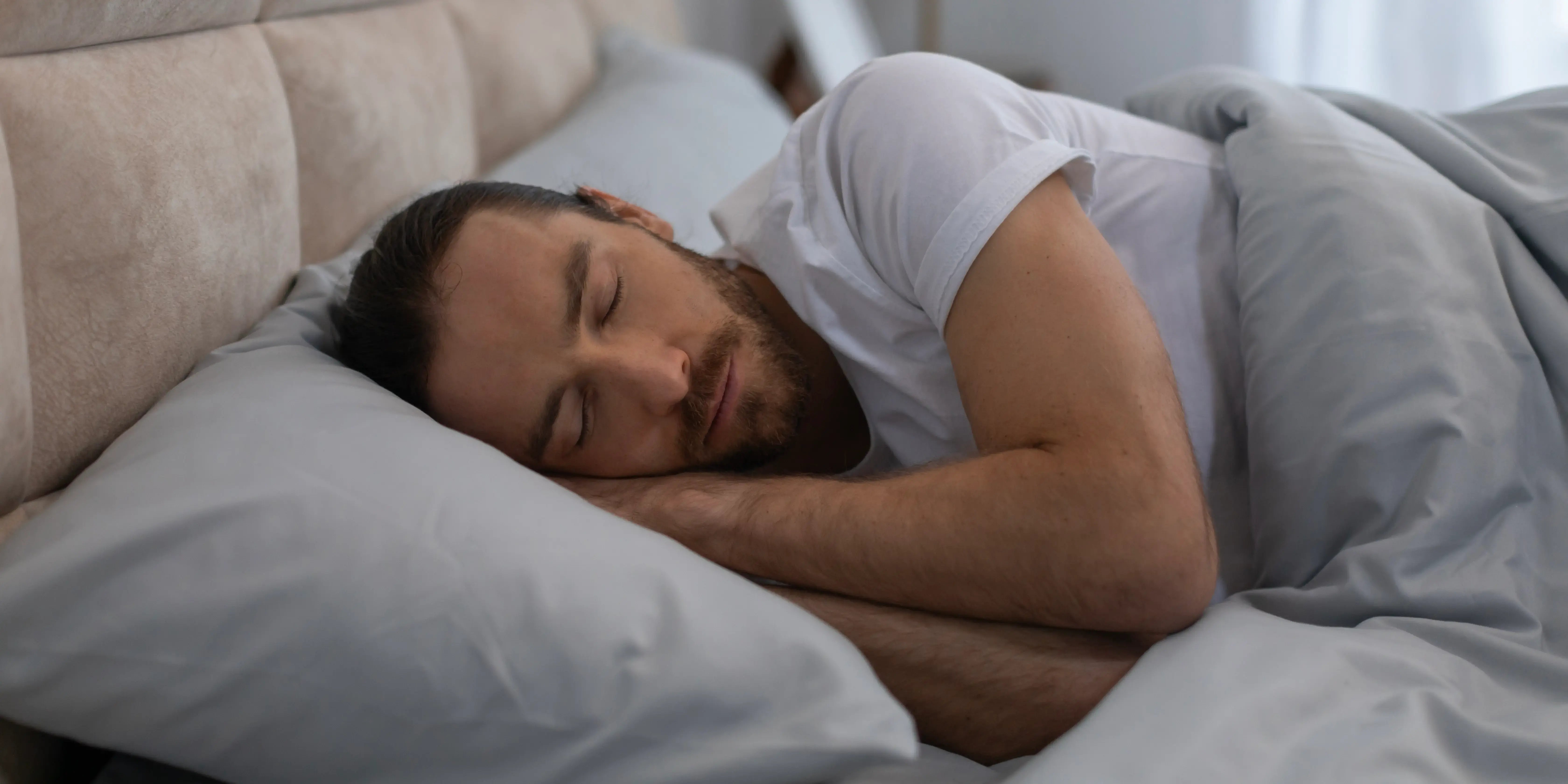 Hombre durmiento para llevar un estilo de vida saludable con conciencia del descanso 