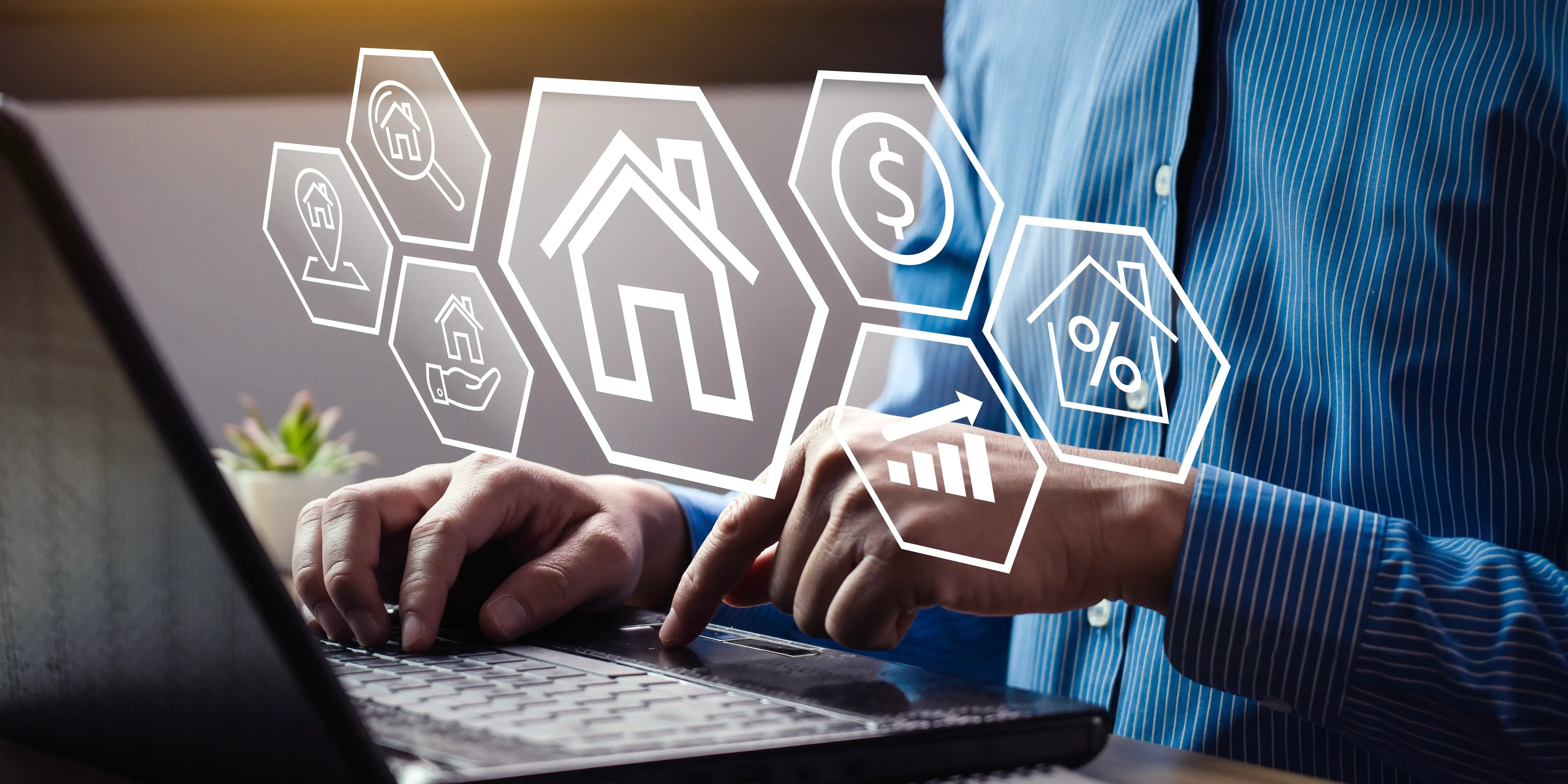 Hombre en computadora con pantalla virtual y conceptos de búsqueda de vivienda, precio de la tierra, impuesto sobre la propiedad, mercado inmobiliario para calcular el impuesto a la plusvalía