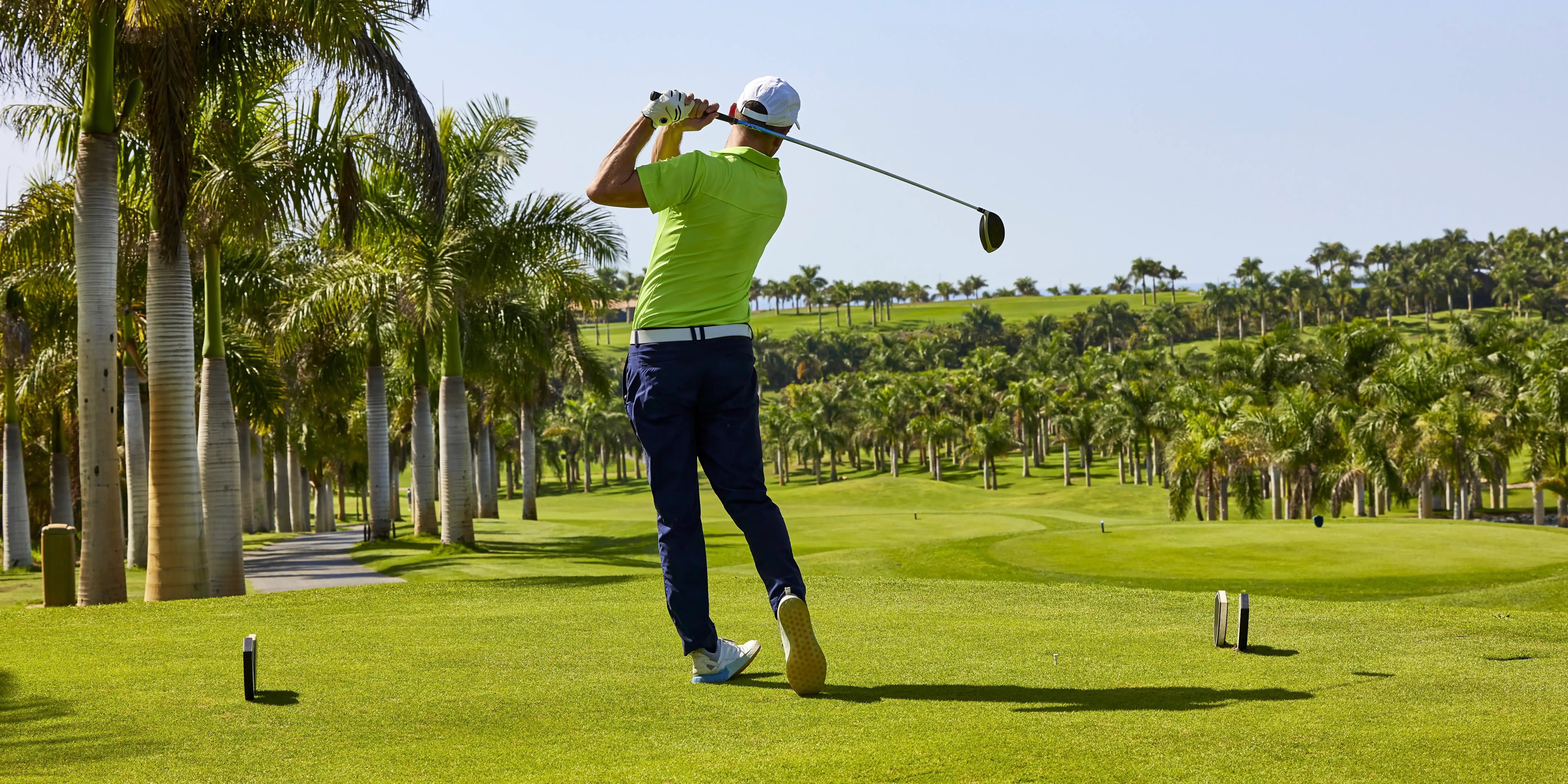 Hombre jugando golf en en el campo de golf de Cabo Norte