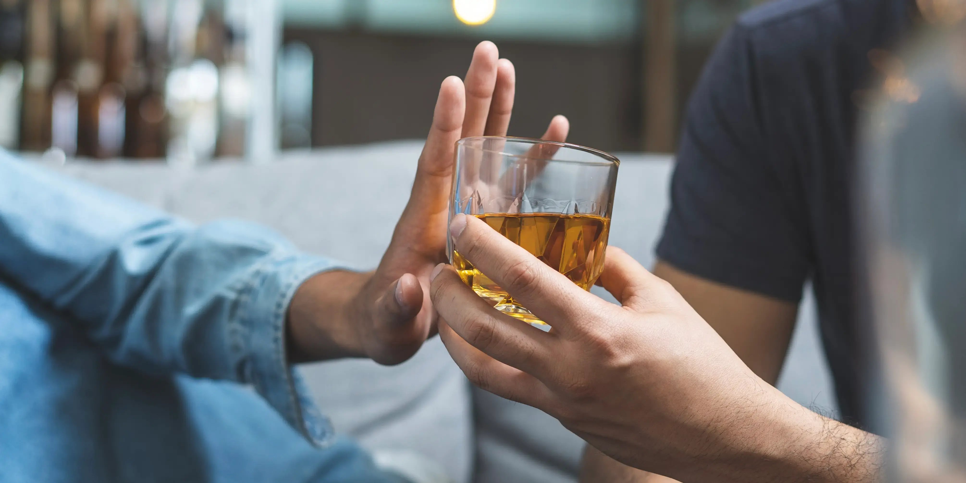 Hombre se niega a beber alcohol para tener hábitos de vida saludable.