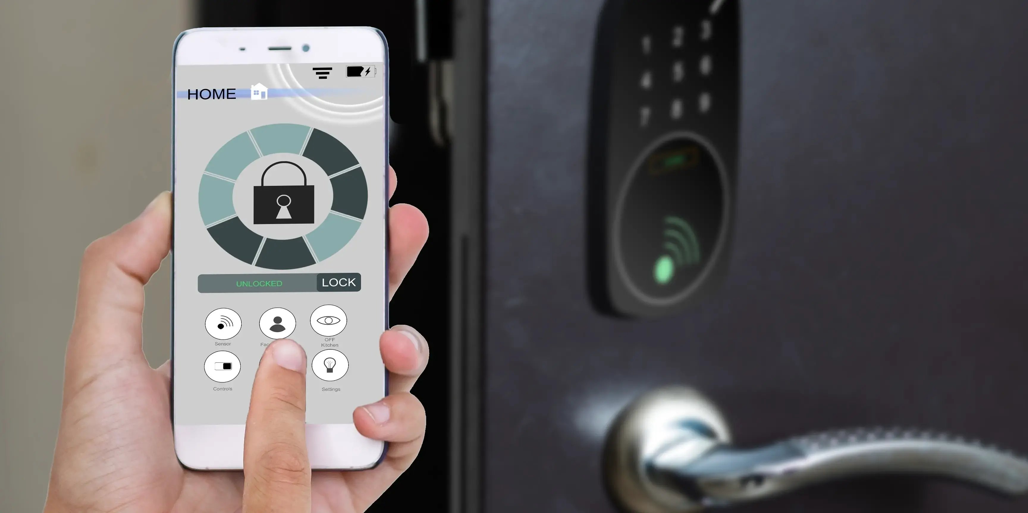 Hombre sosteniendo smartphone con app para automatizar la casa y cerrar la puerta con una cerradura inteligente
