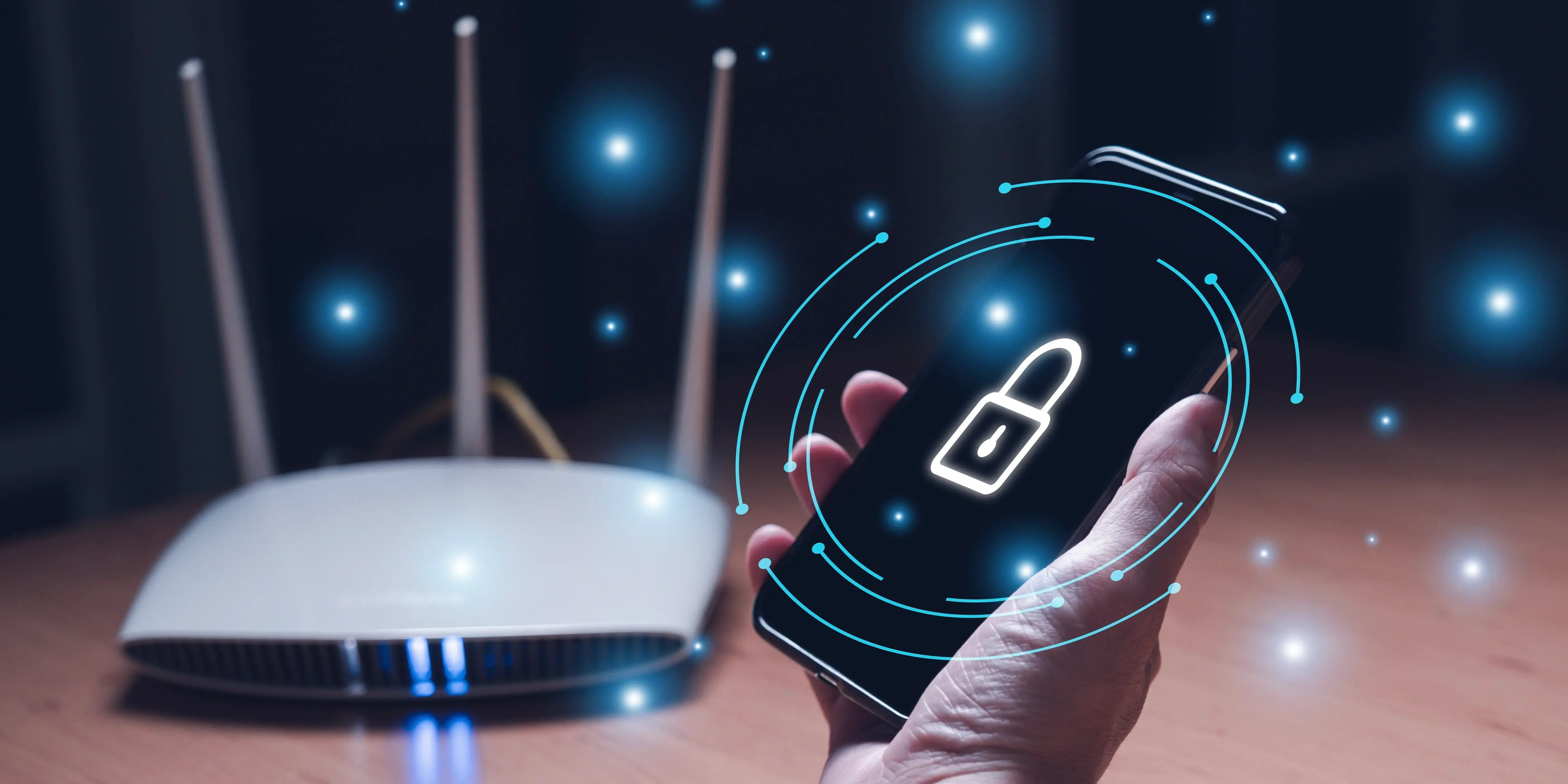 Hombre sosteniendo un smartphone protegiendo la seguridad y datos del acceso a Internet en el router con un icono futurista