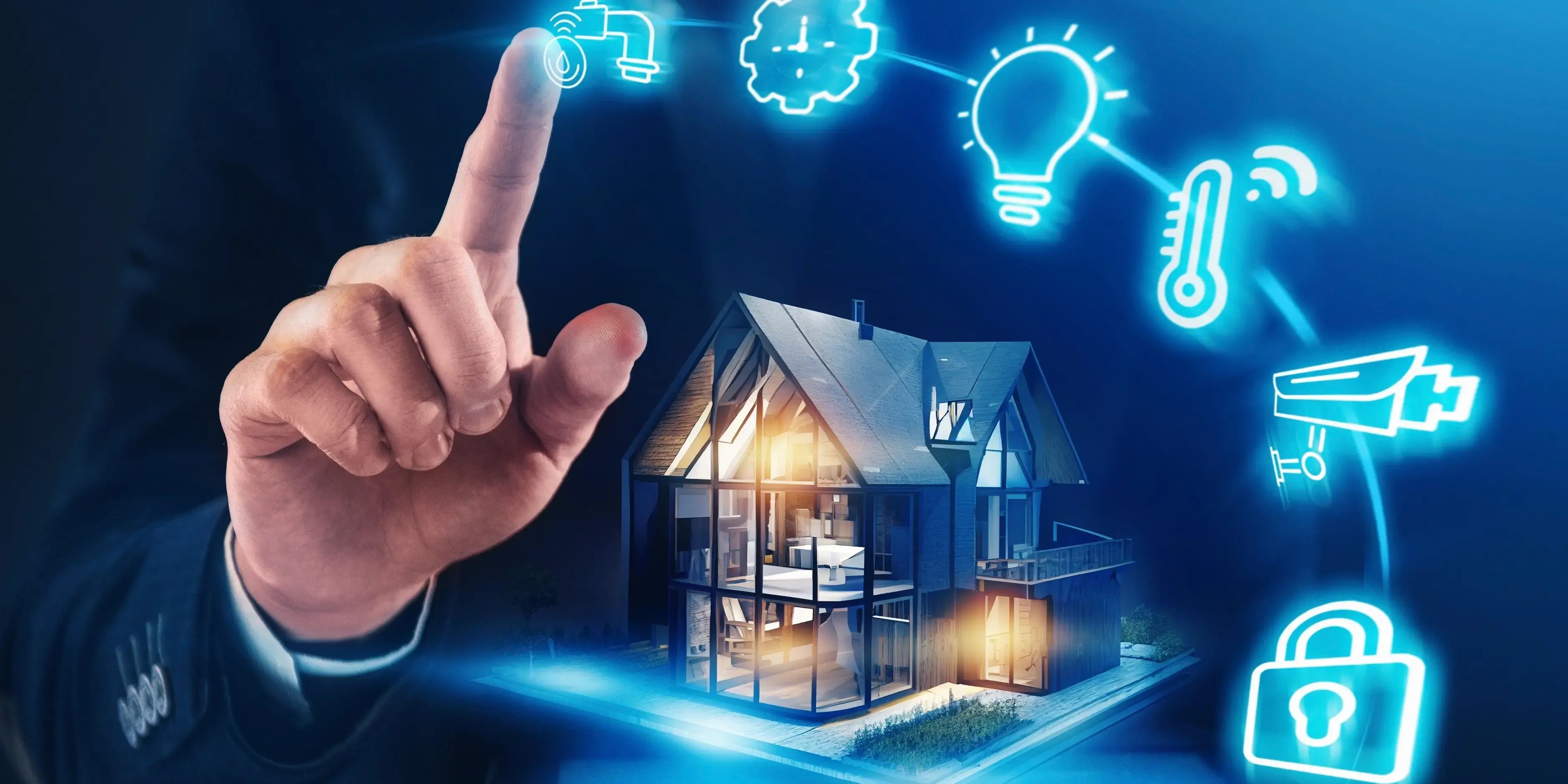 Hombre sosteniendo un smartphone y de la pantalla sale una casa con íconos de administración del hogar, cámra, luz, temperatura para automatizar la casa