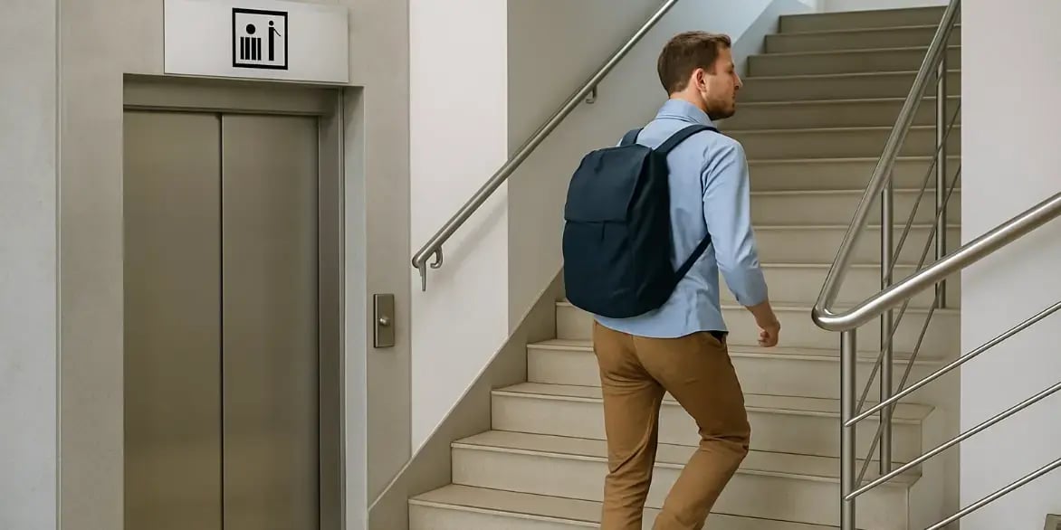 Hombre usando las escaleras en vez de un elevador