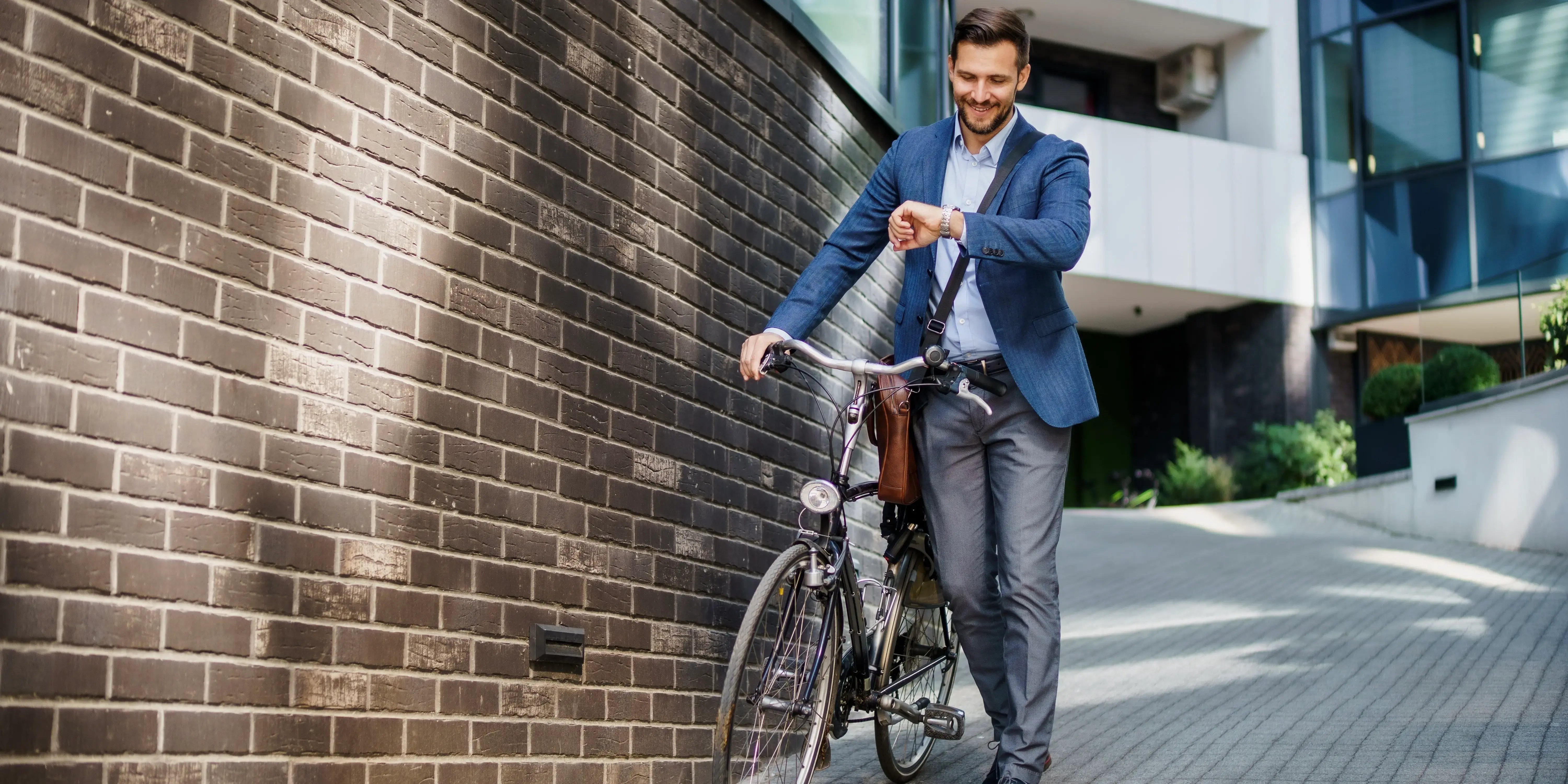 Hombre yendo a trabajar en bicicleta en un entorno saludable para reducir la contaminación y el tráfico