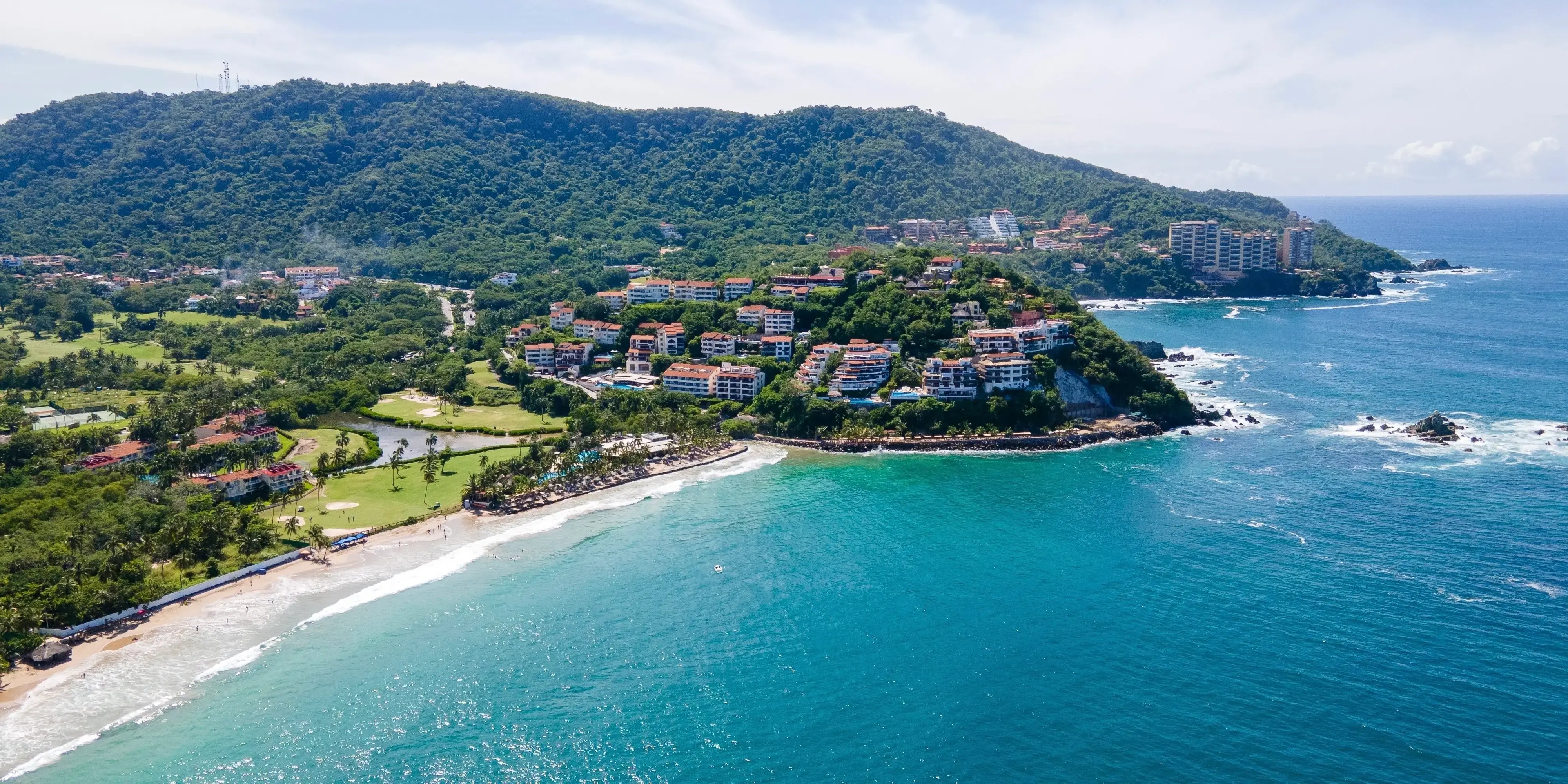 Hoteles frente al mar y campos de golf en Zihuatanejo, playa de México