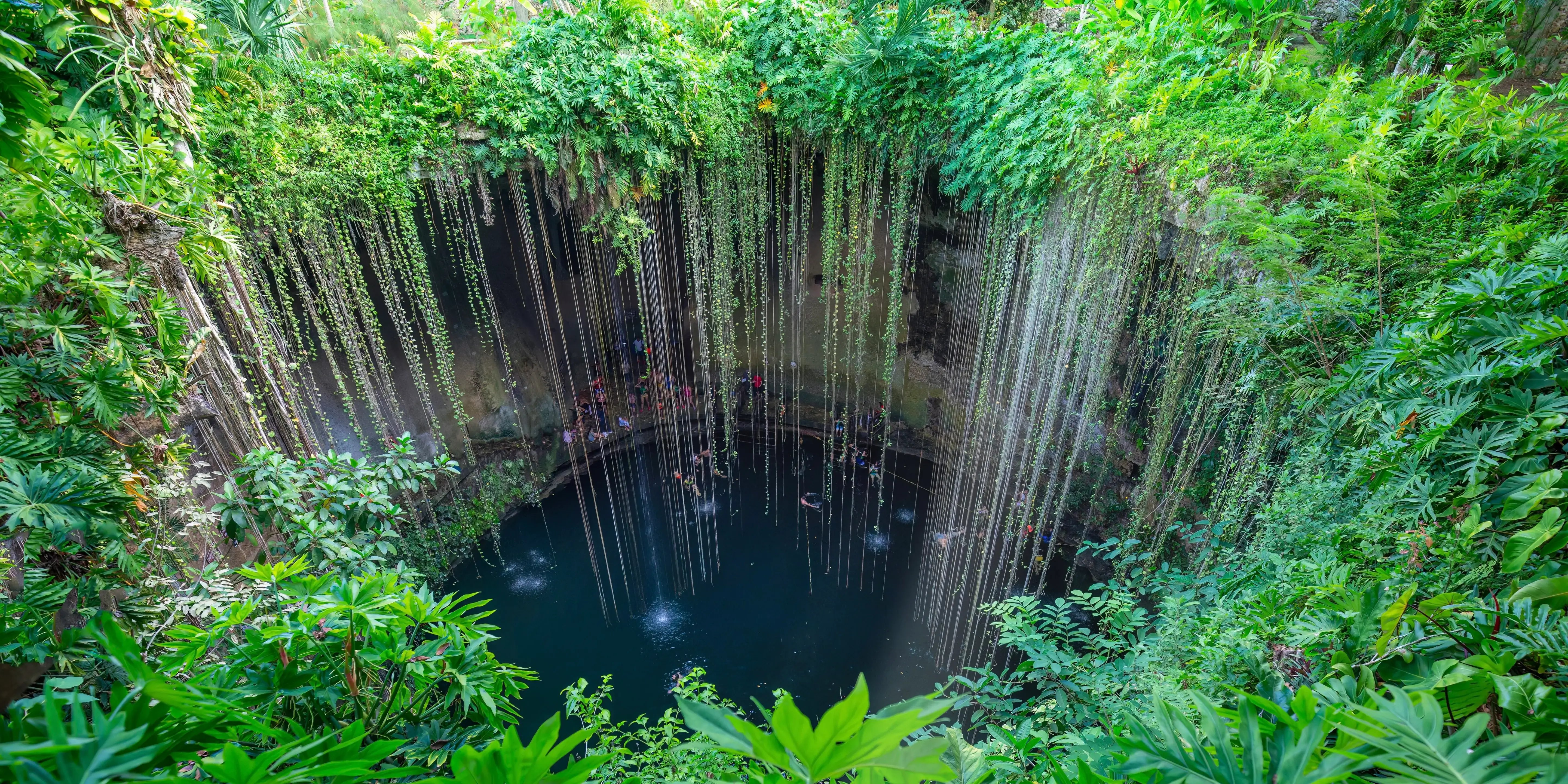Ik Kil Cenote cerca de la península Merida Yucatán en Parque Arqueológico cerca de Chichen Itza