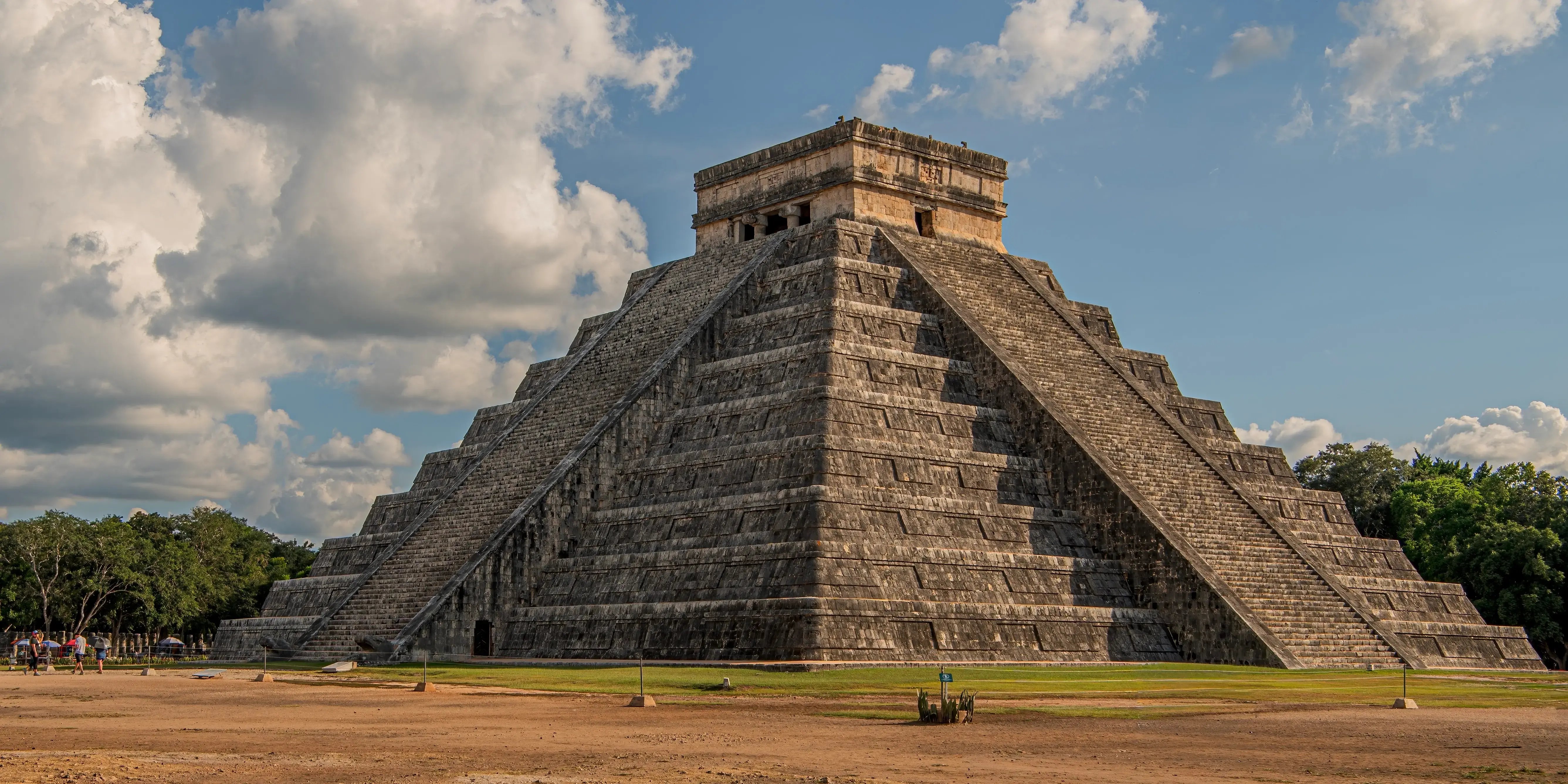 La pirámide principal en el centro de Chichén Itzá con escalones que suben por cada uno de los lados