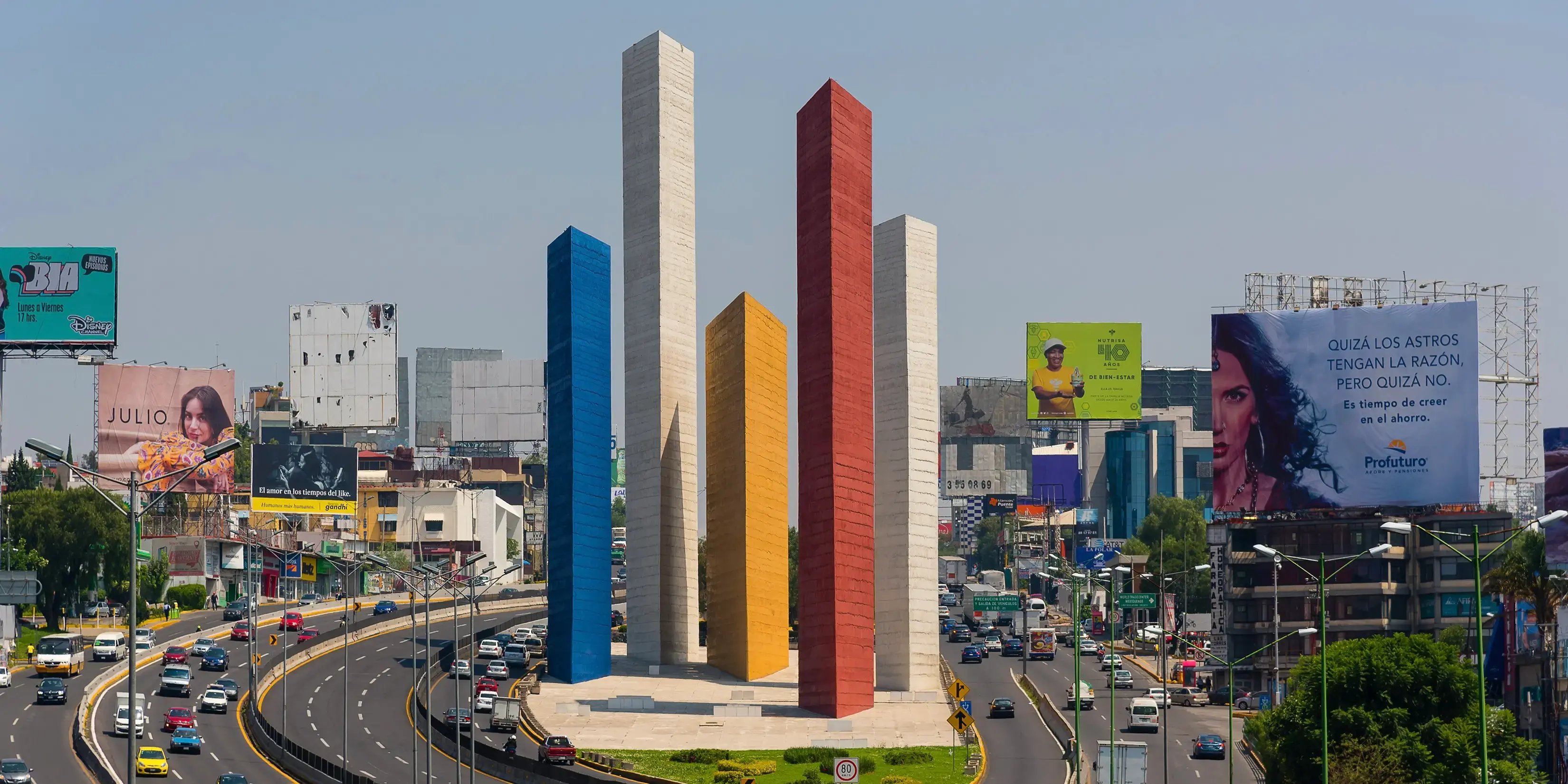 Las torres de Satélite, diseñadas por Luis Barragán y Mathias Goeritz como ejemplo de arquitectura emocional