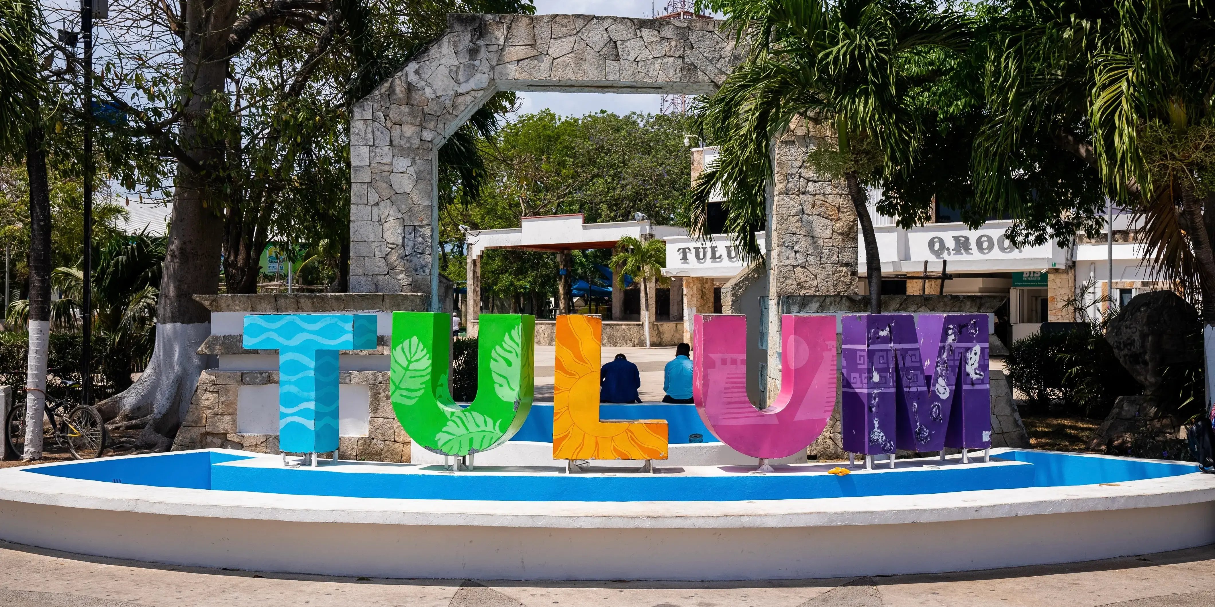 Letras multicolores de Tulum en la calle