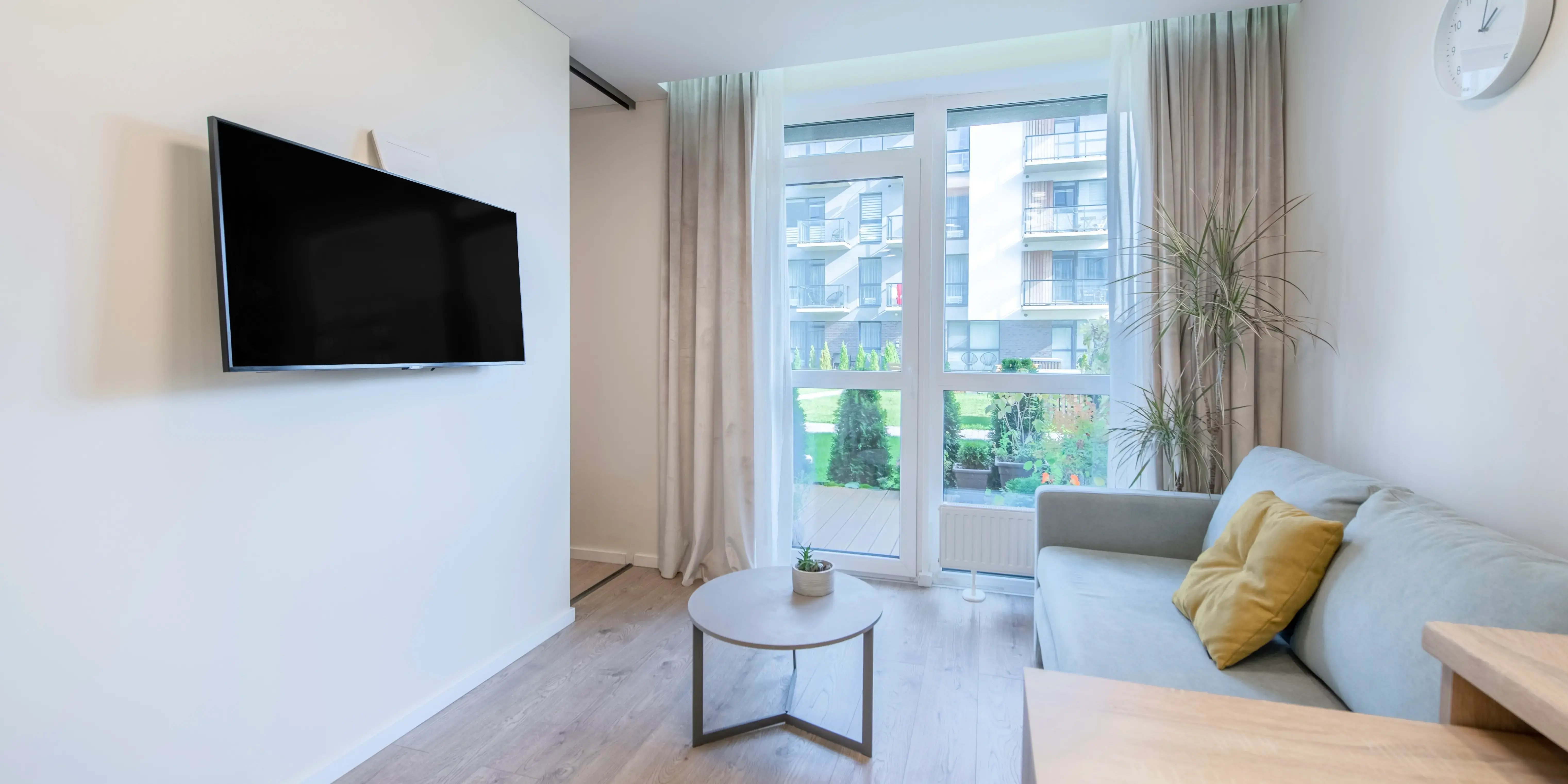 Luminosa y elegante sala de estar con muebles modernos, luz natural, colores lejanates para crear un entorno saludable para la salud