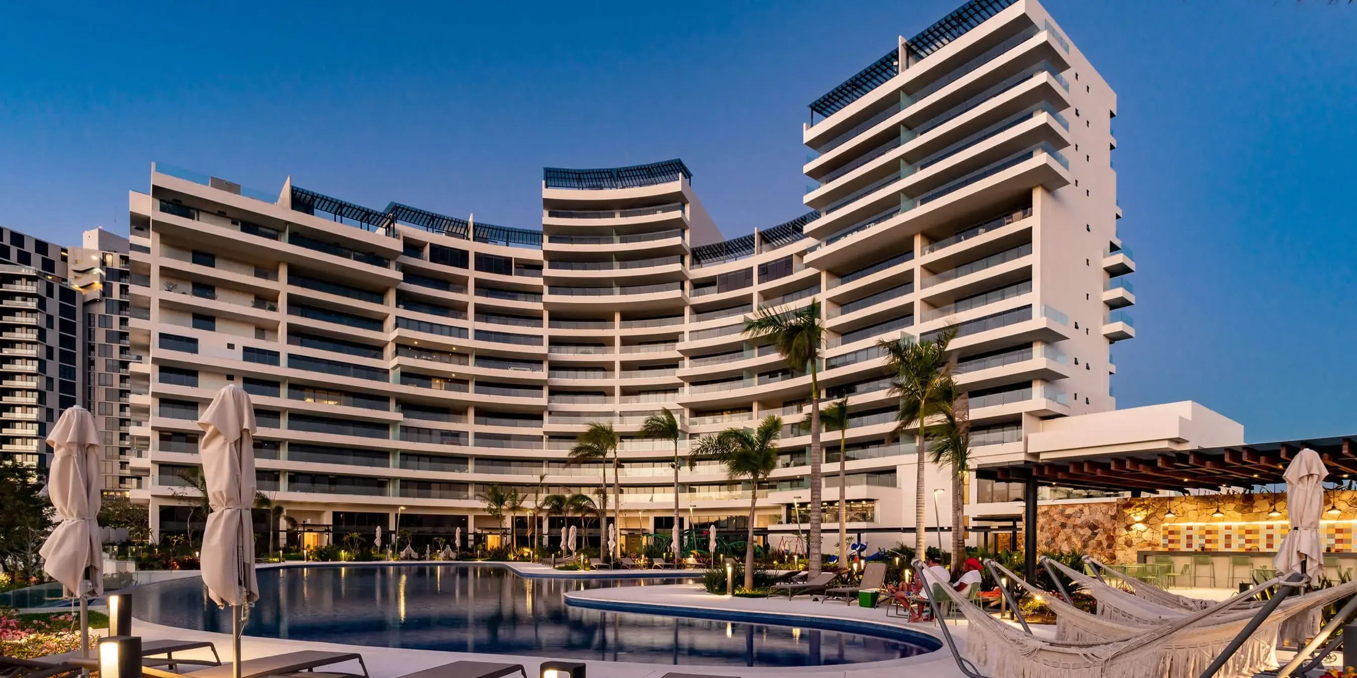 Fachada de departamentos de Meriden Cabo Norte y alberca