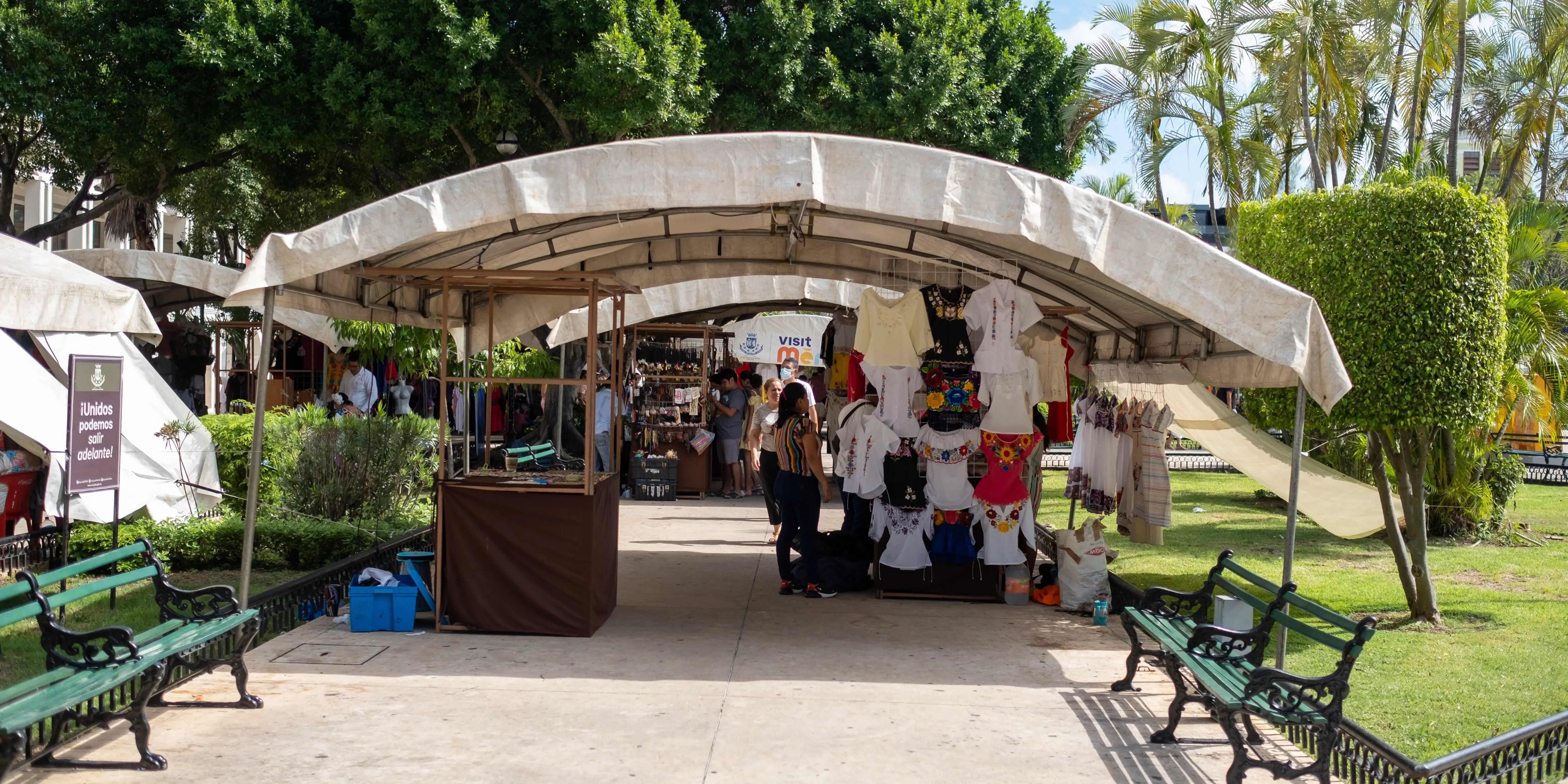 Mercado callejero que vende ropa tradicional y artesanía en la plaza principal de la ciudad de Mérida en México