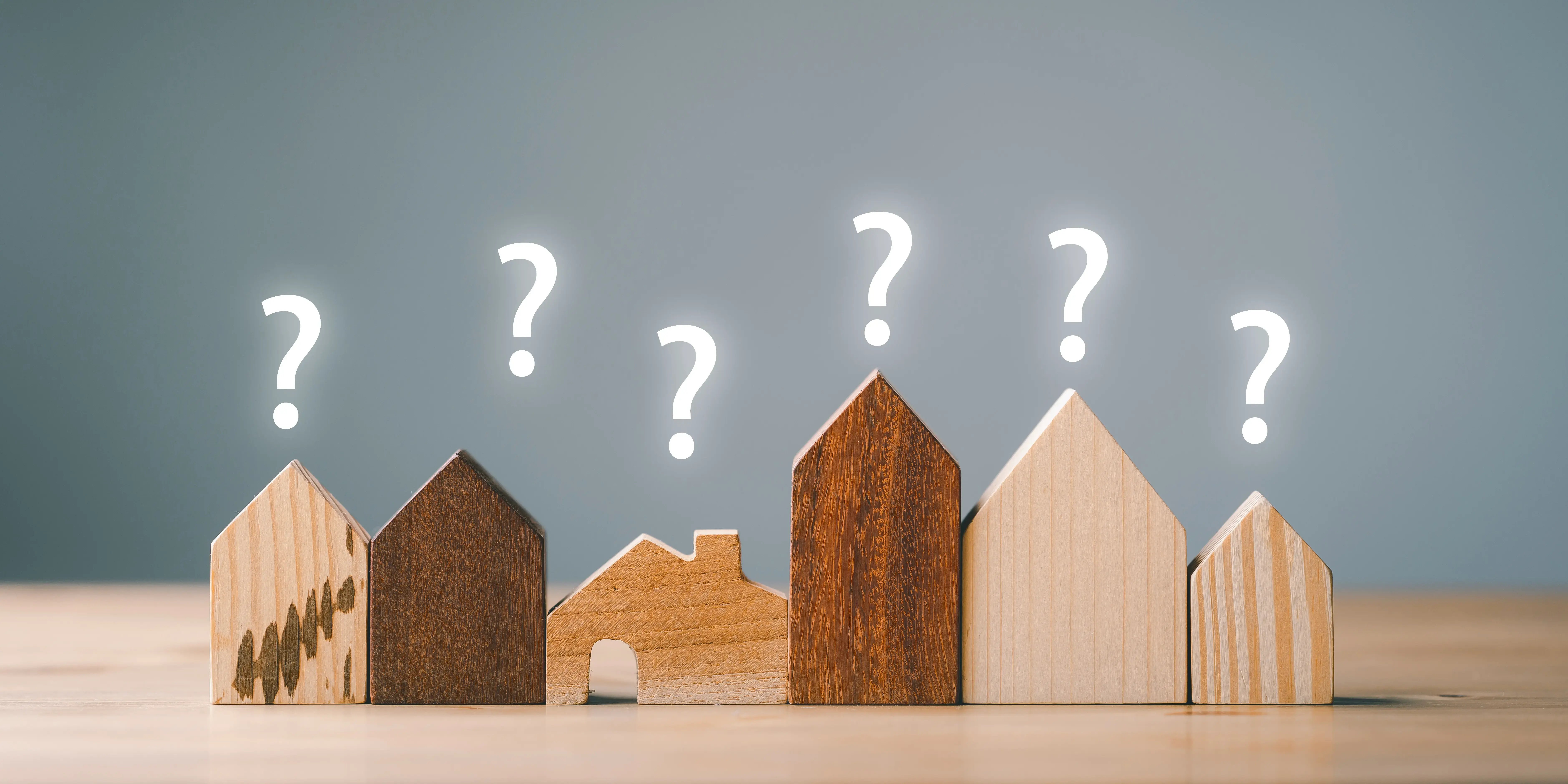 Modelos de casas pequeñas con signo de interrogación, planeando comprar propiedad en Mérida, Cabo Norte y eligir la mejor opción