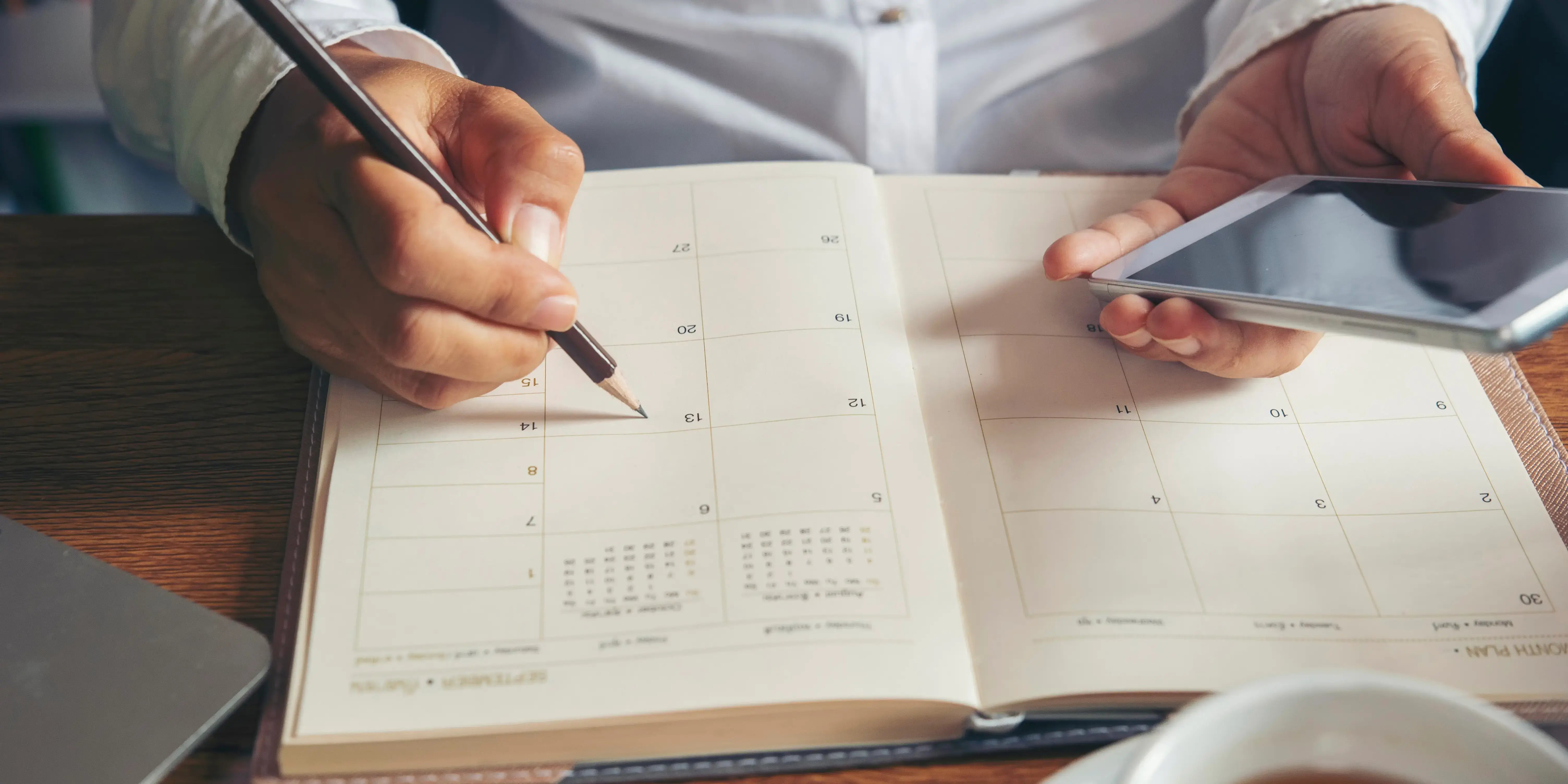 Mujer anotando en una agenda para tener una rutina de hábitos saludables