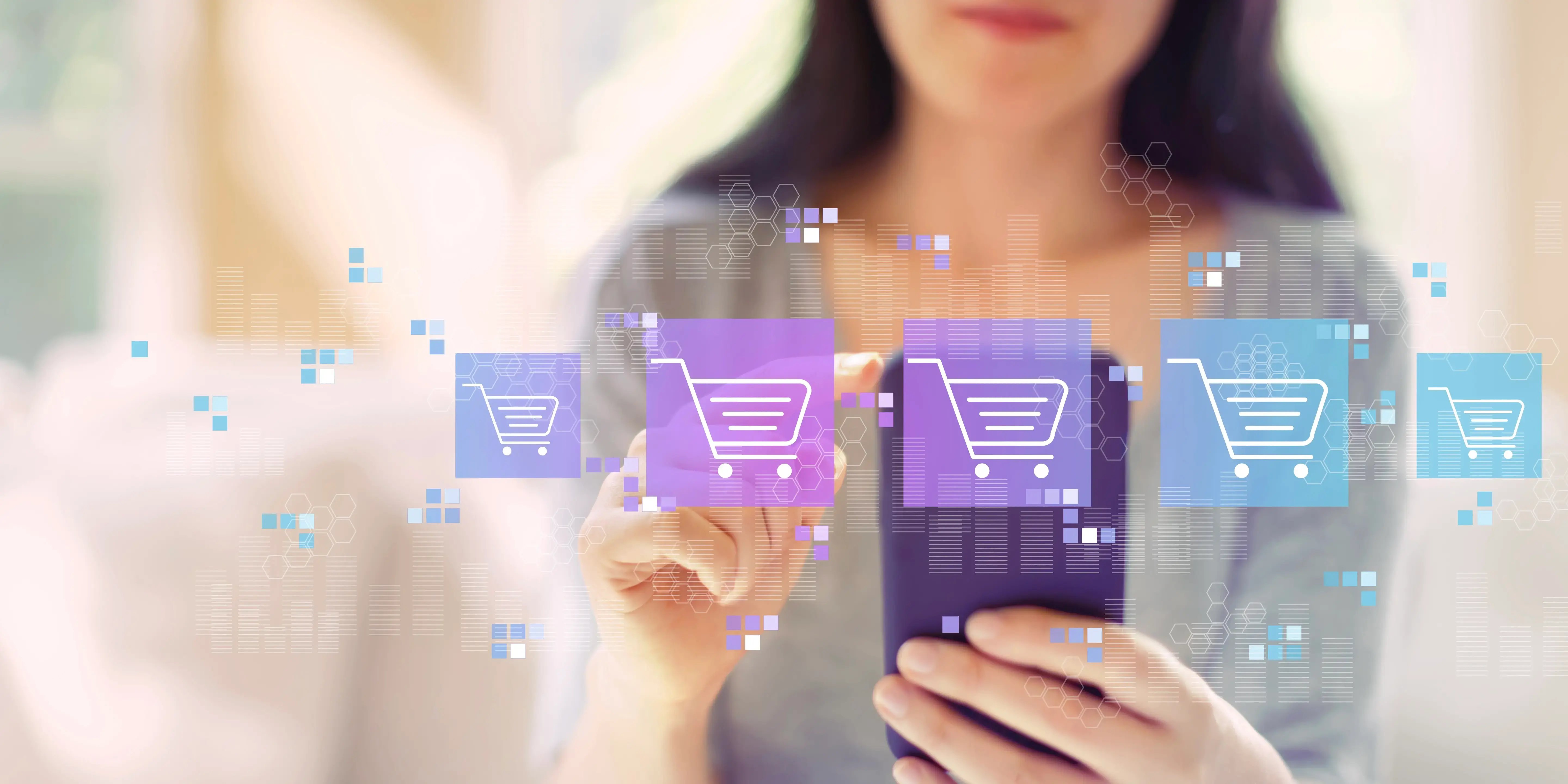 Mujer de estilo de vida tecnológico sosteniendo un smartphone haciendo compras en línea